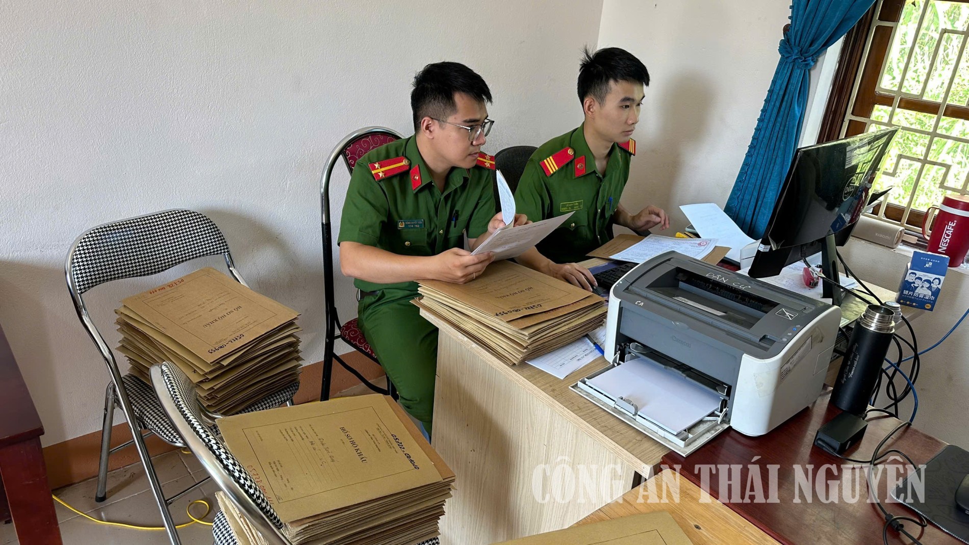 Cán bộ Công an xã số hoá hồ sơ tàng thư căn cước, cư trú