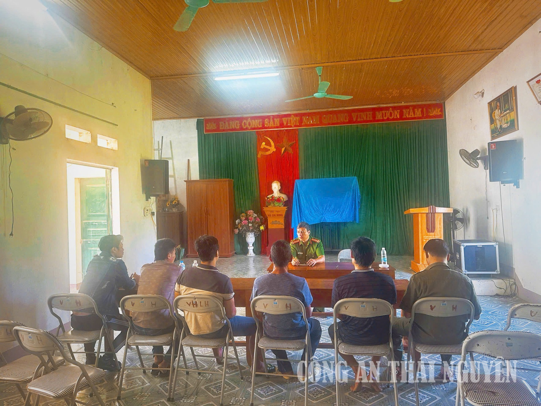 Cán bộ Công an xã tiến hành kiểm danh, kiểm diện.