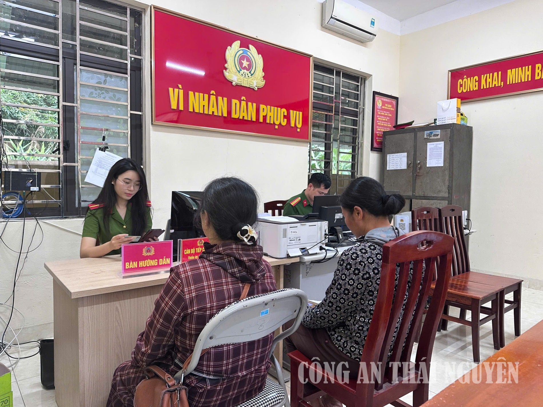 Cán bộ Công an xã tiếp công dân giải quyết thủ tục hành chính về cư trú