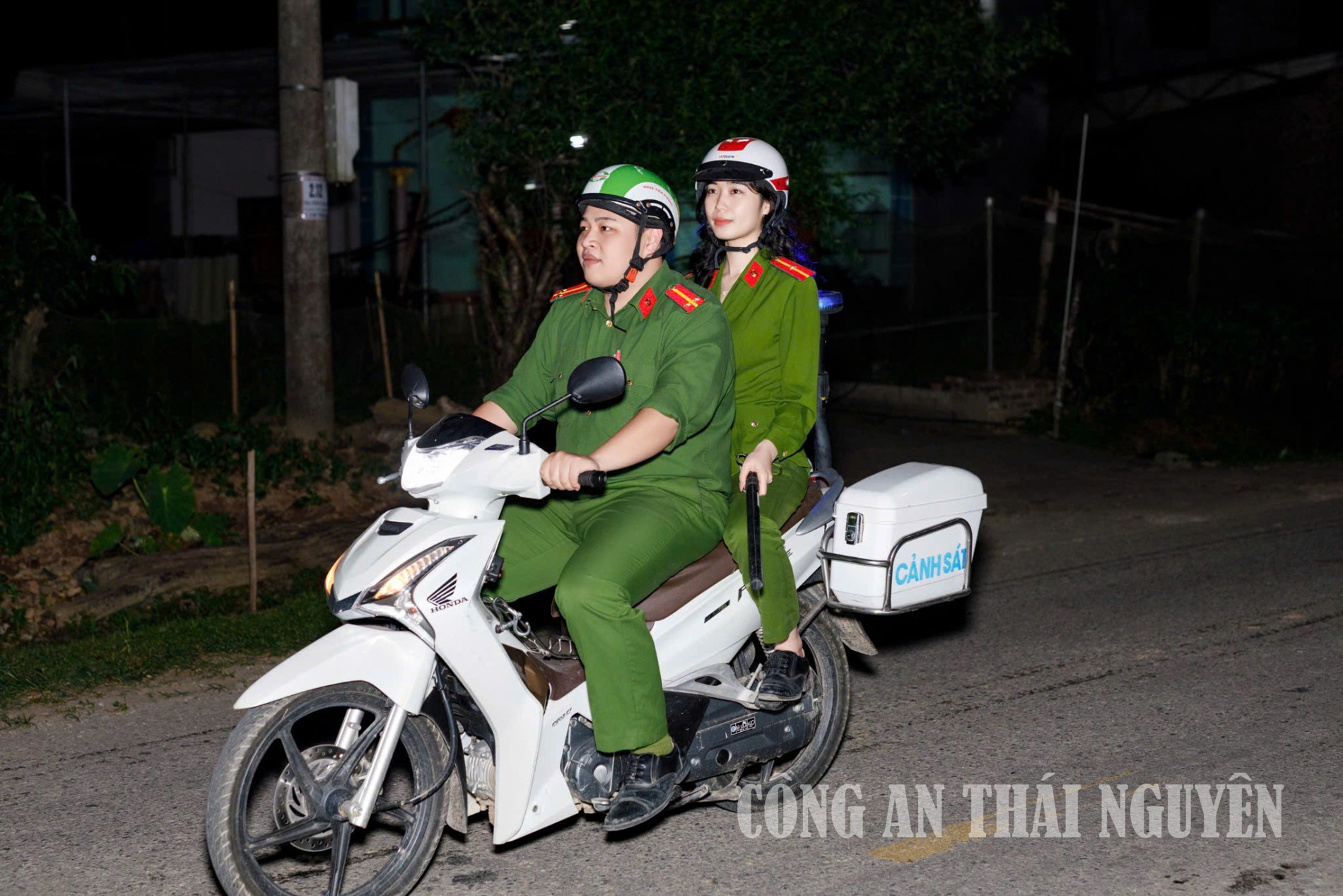 Cán bộ Công an xã tuần tra