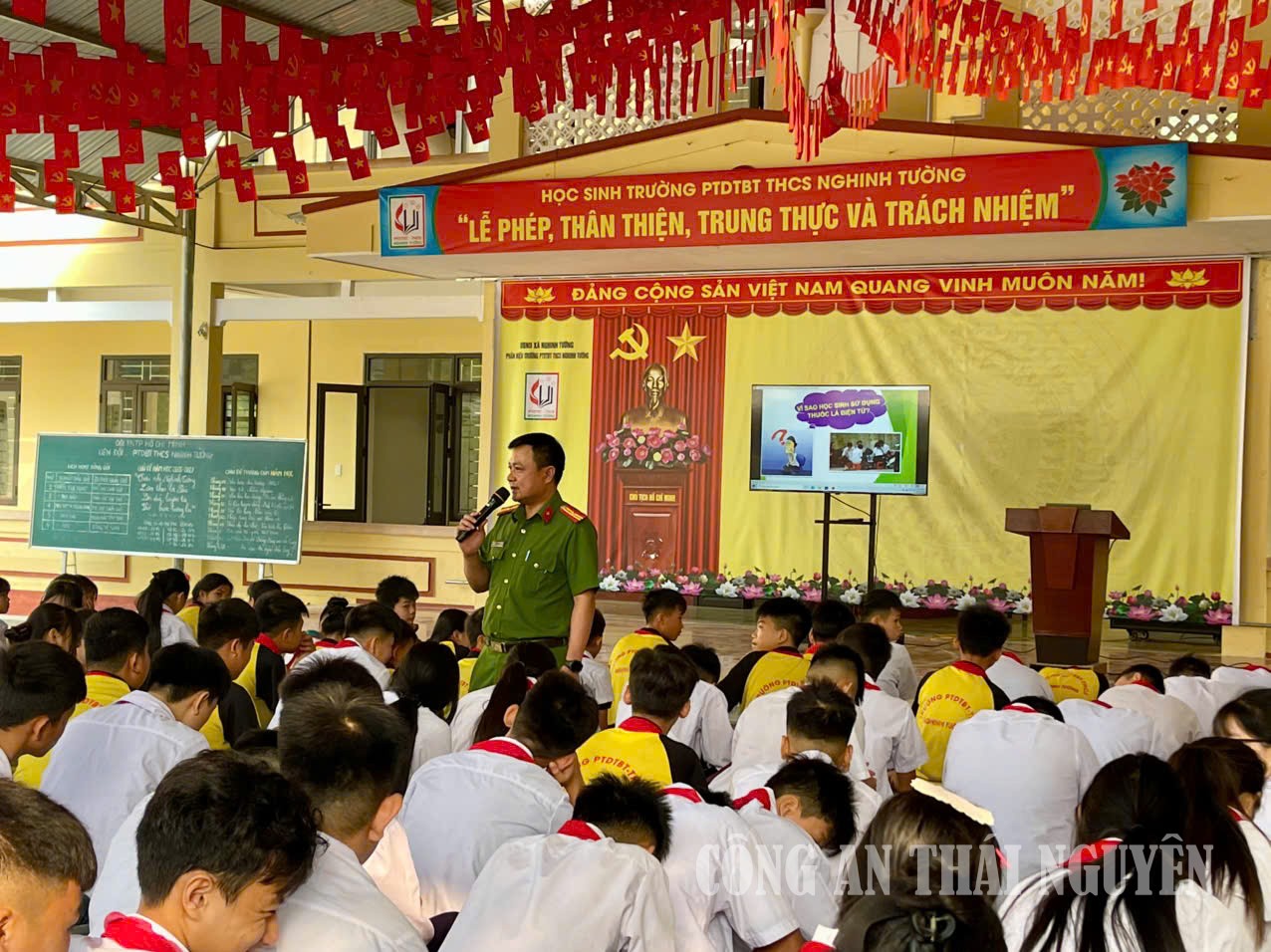 Cán bộ Công an xã tuyên truyền pháp luật cho học sinh tại trường học
