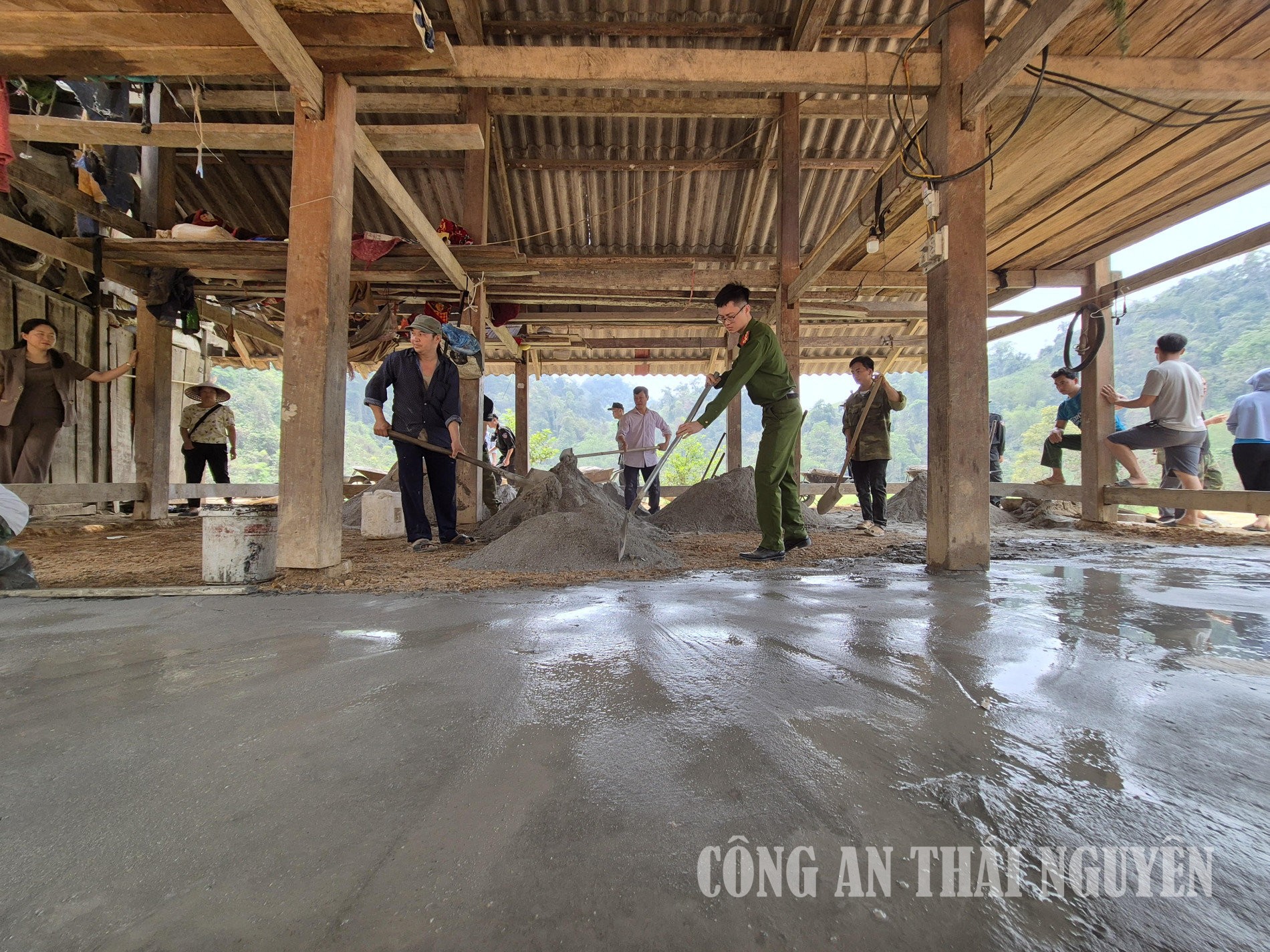 Lực lượng Công an chung tay cùng người dân dựng xây những mái ấm mới.