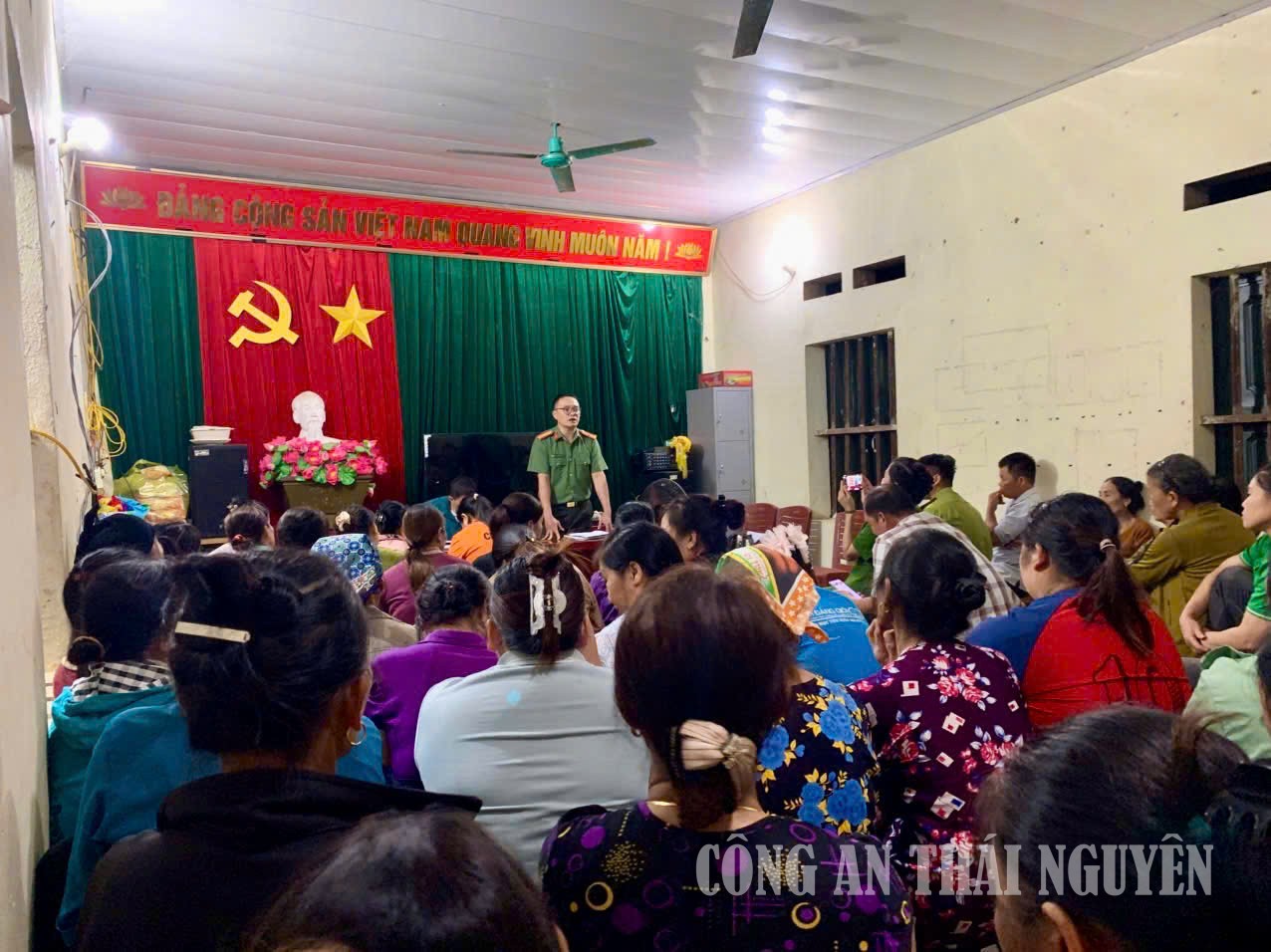 Công an xã Tân Kỳ tuyên truyền, phổ biến pháp luật đến Nhân dân