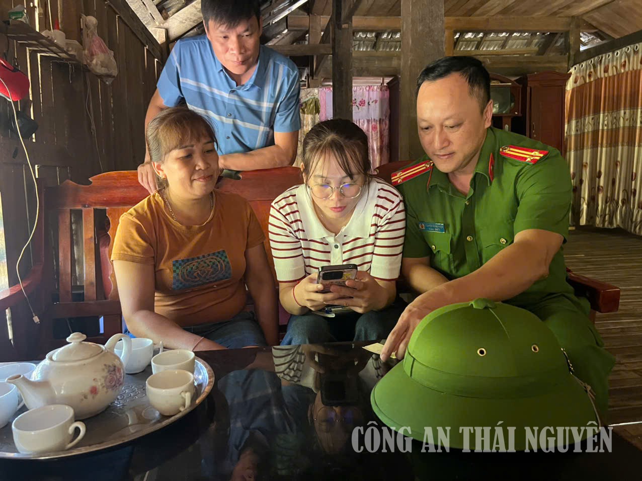 CBCS Công an xã xuống thôn hướng dẫn người dân cài đặt chữ ký số