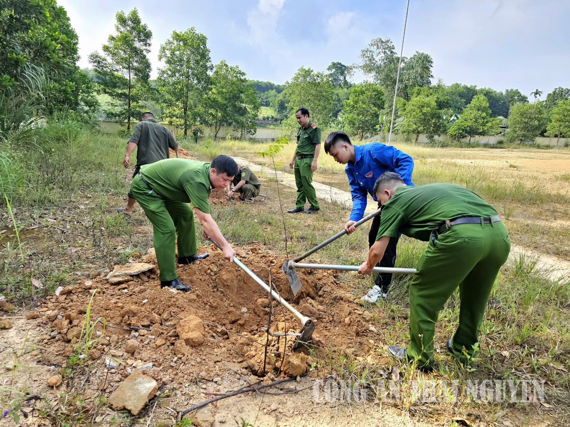 Cán bộ, chiến sĩ tham gia trồng cây.