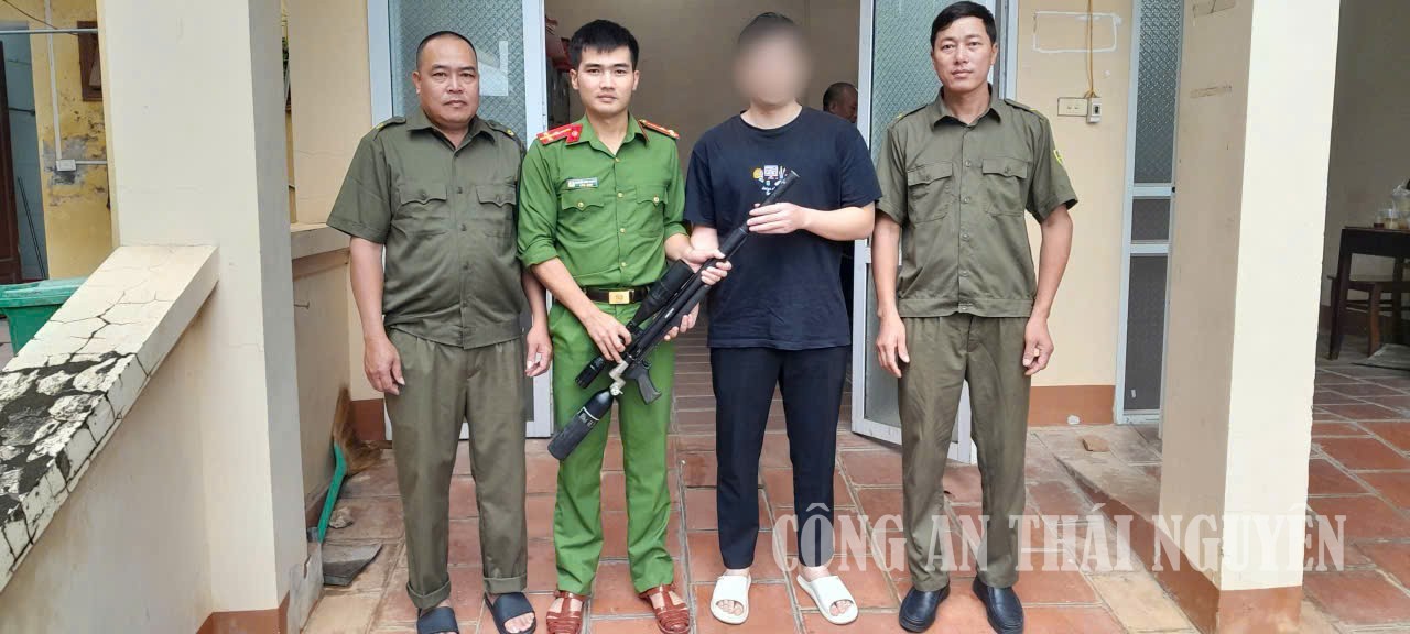 Công an xã Định Hóa tiếp nhận vũ khí do công dân tự nguyện giao nộp