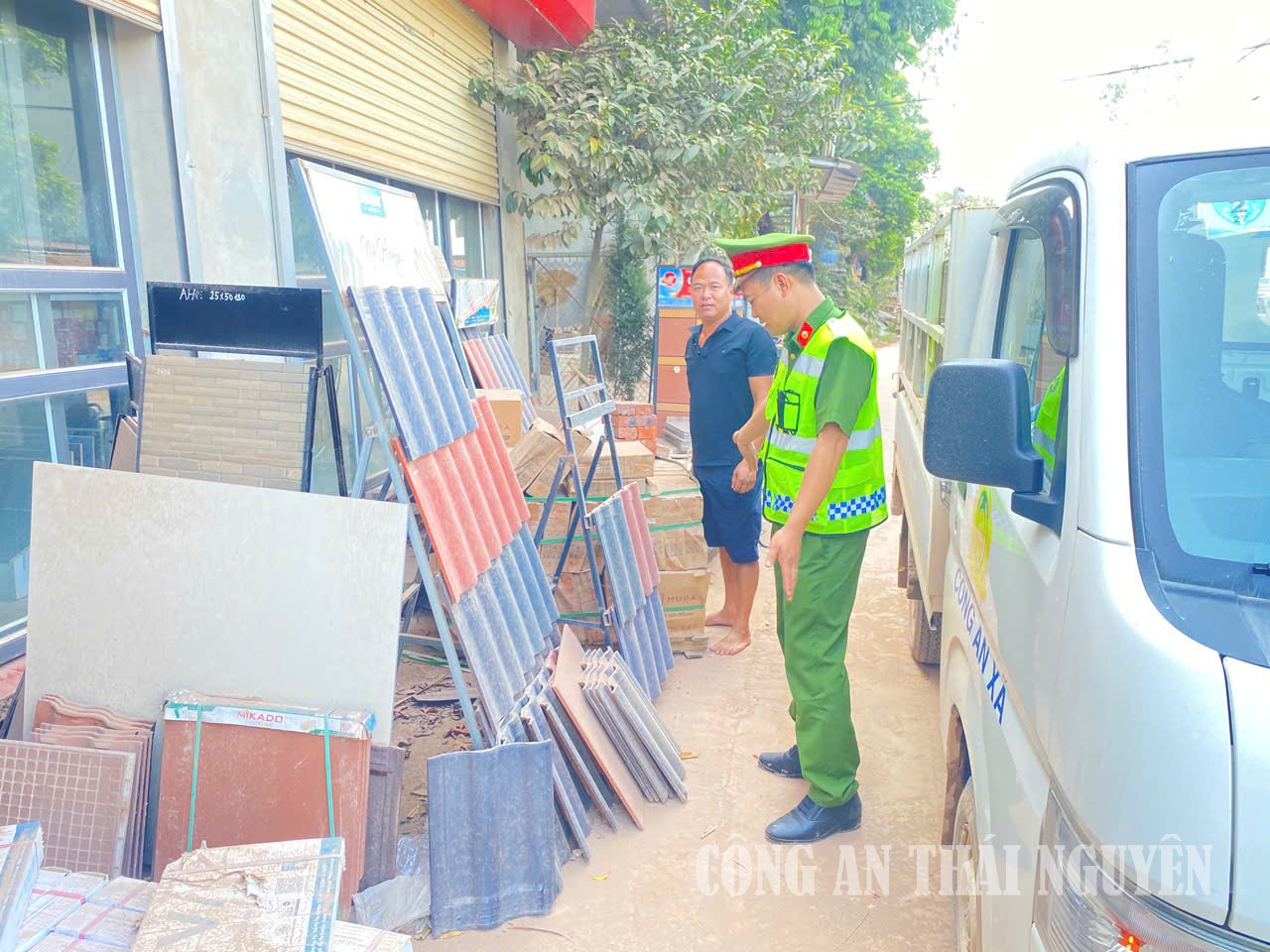 Công an xã tuyên truyền người dân về hành lang an toàn giao thông