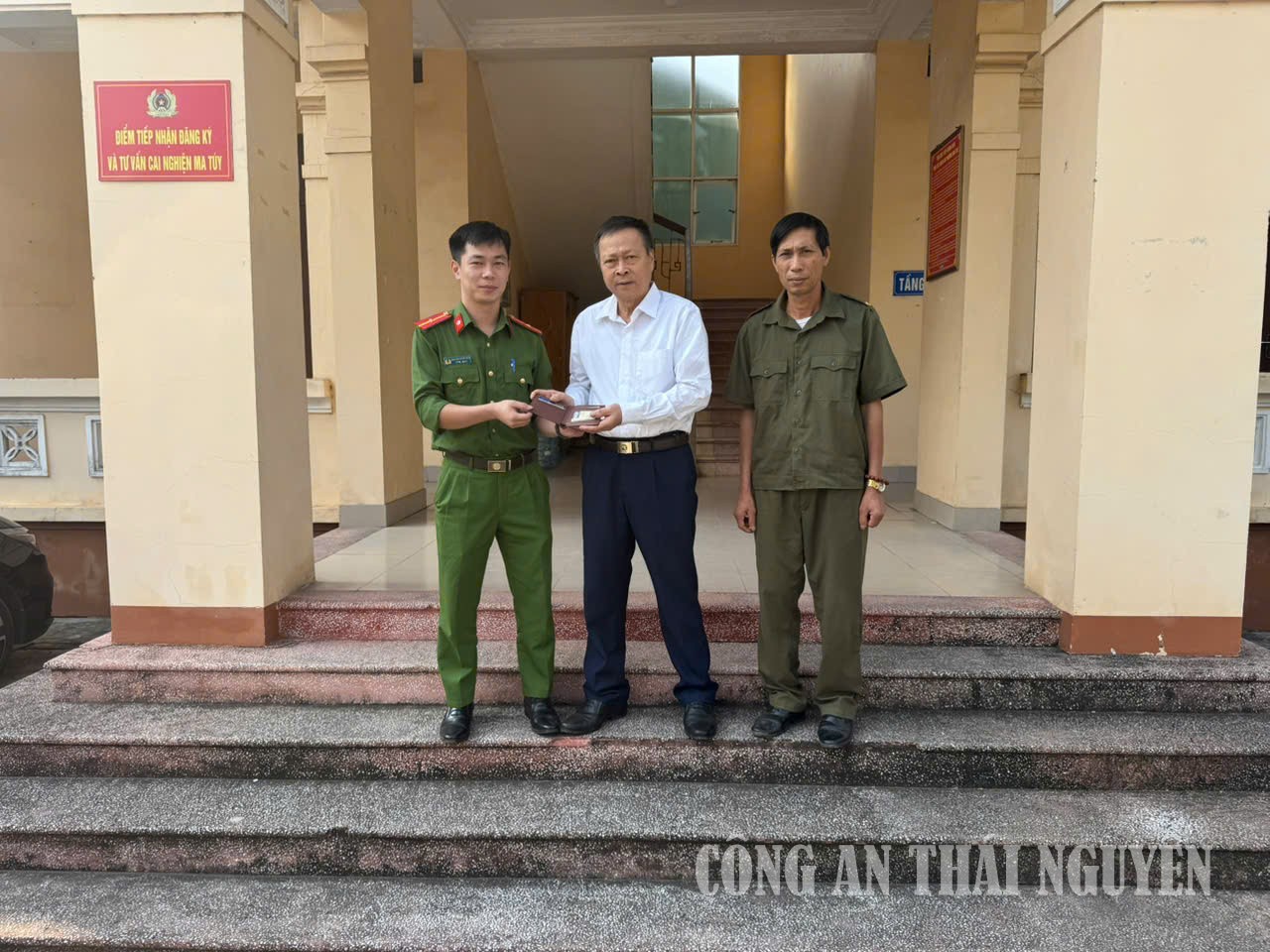 Cán bộ Công an phường trao trả tài sản cho công dân