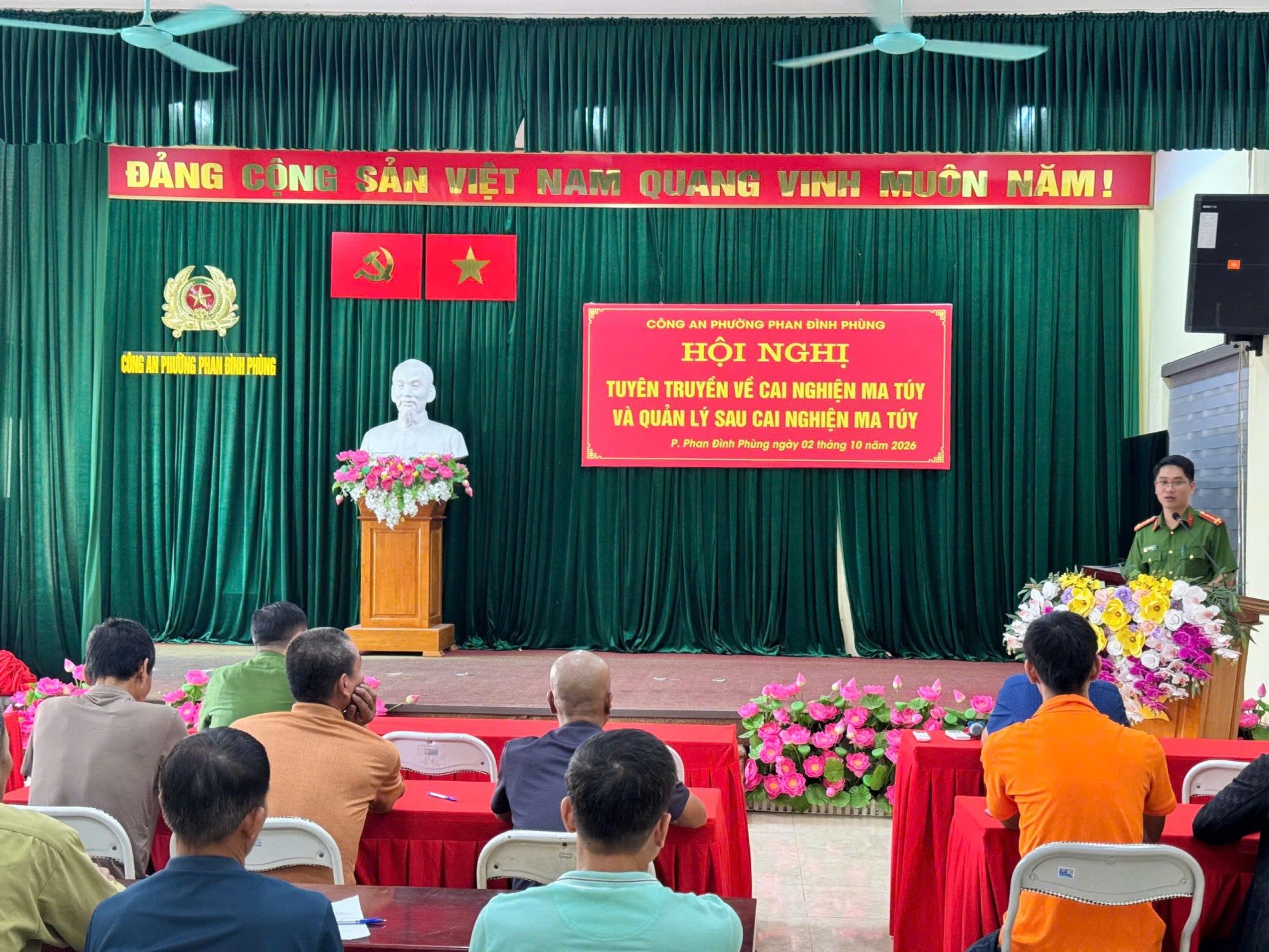 Cán bộ Công an phường tuyên truyền các nội dung liên quan đến quyền lợi, nghĩa vụ đối với người sau cai nghiện ma tuý.