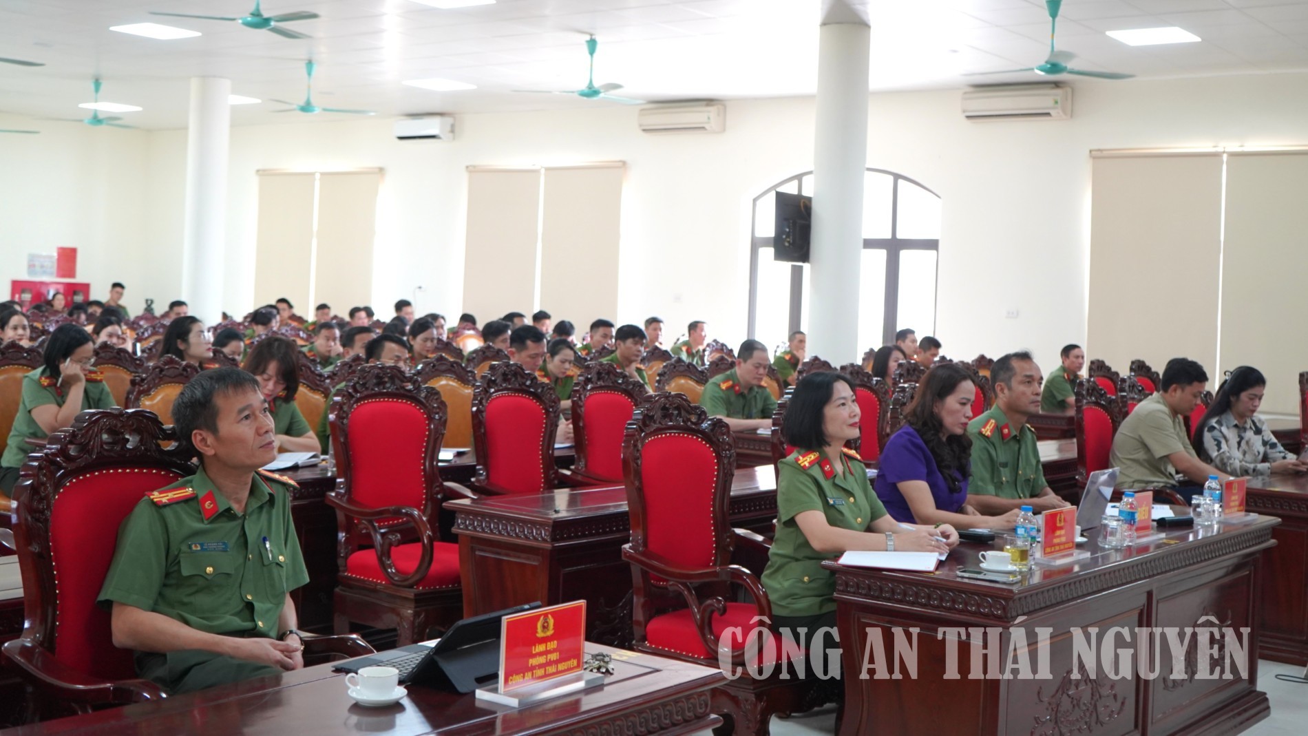 Các đại biểu tham dự hội nghị.