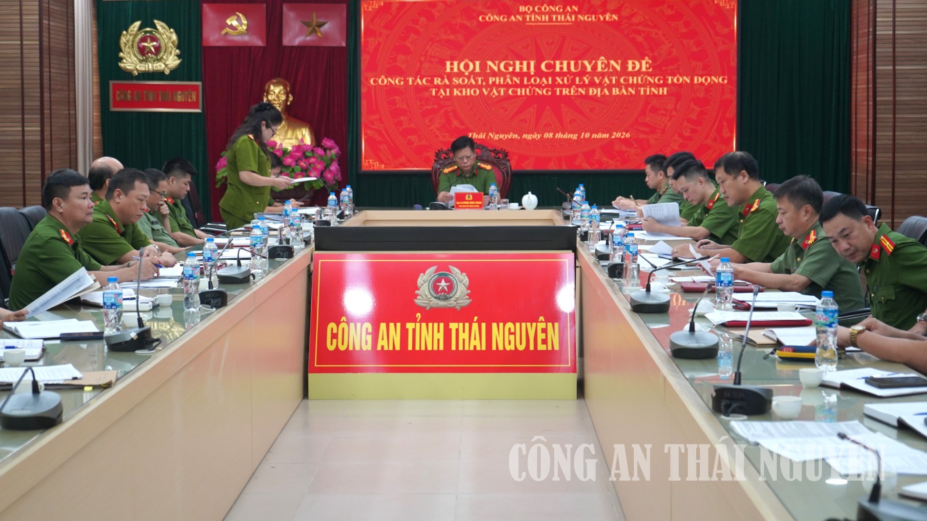 Toàn cảnh hội nghị.