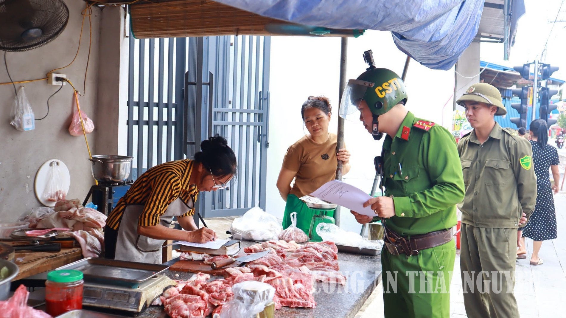 Công an xã Đại Từ tuyên truyền, ký cam kết
