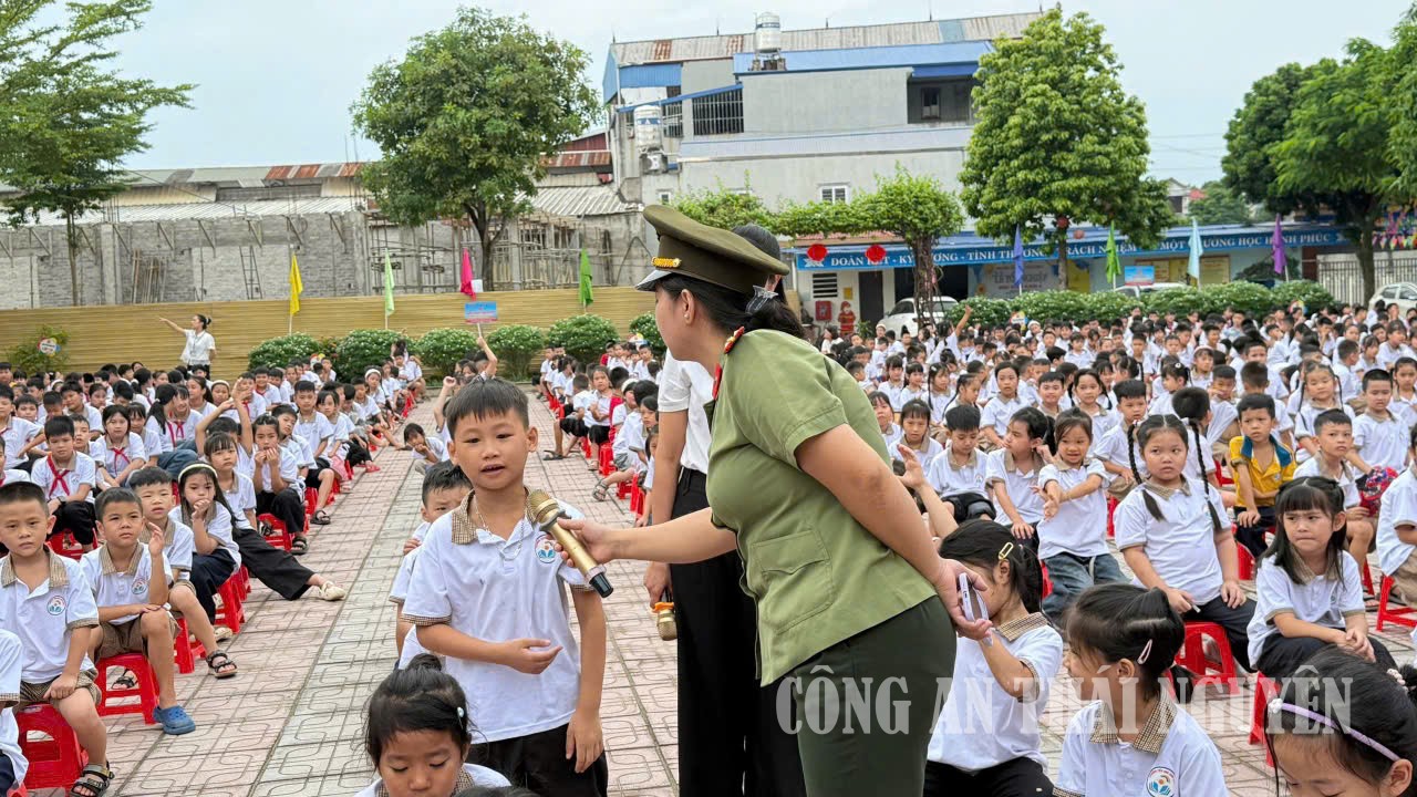 Cán bộ Công an phường đặt câu hỏi về pháp luật cho học sinh