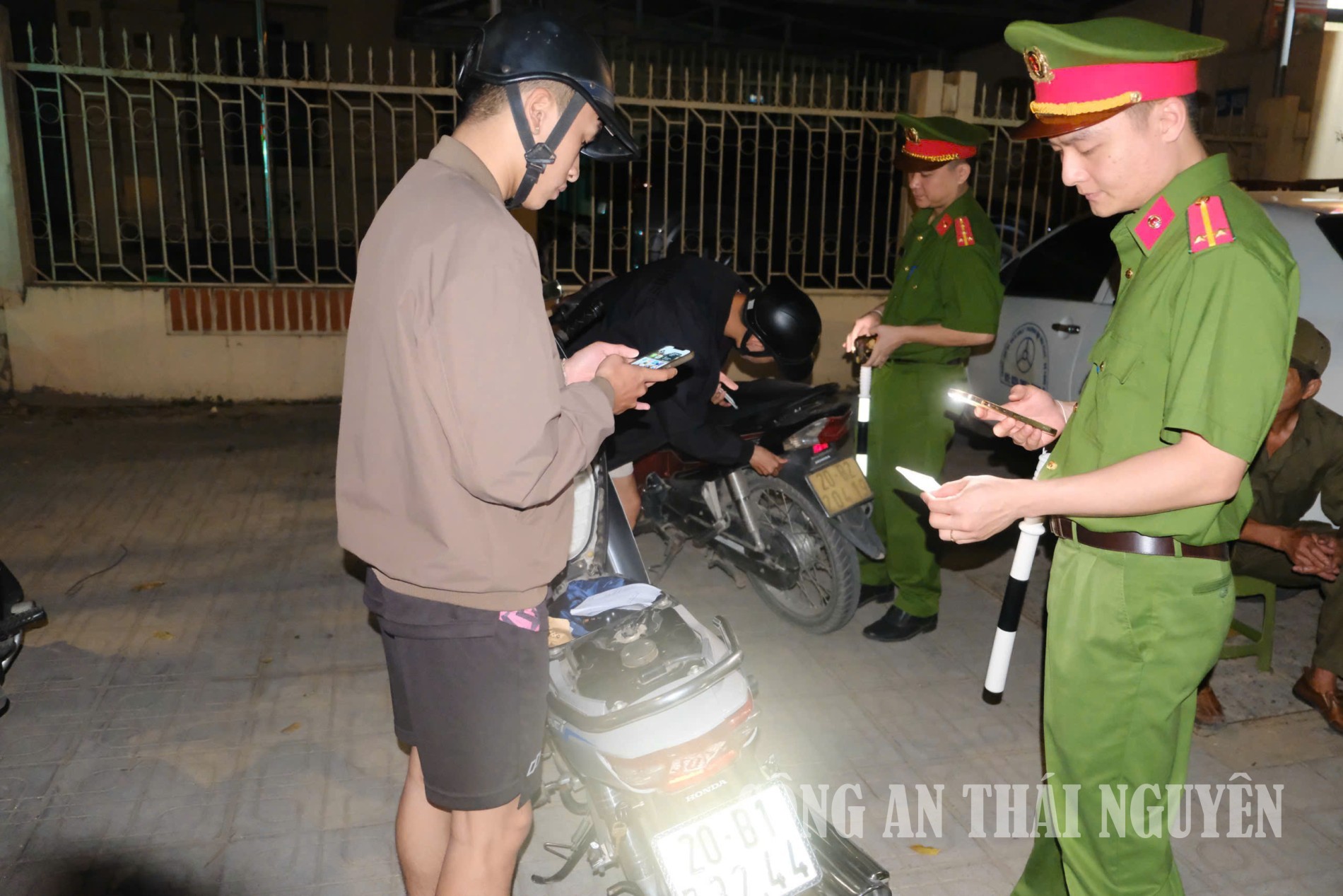 Công an phường tuần tra, kiểm soát ban đêm trên địa bàn