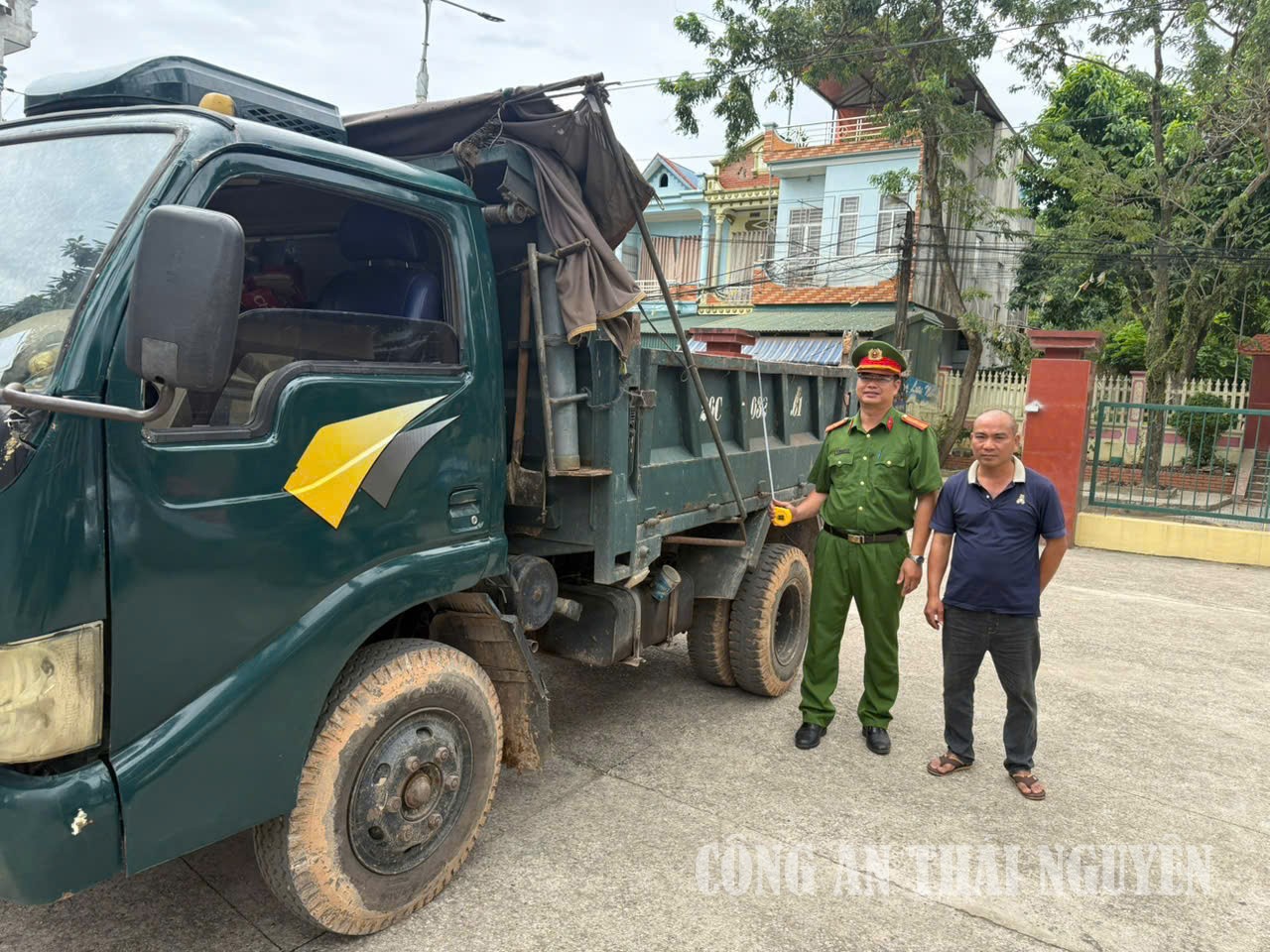 Cán bộ Công an phuờng làm việc với chủ phương tiện xe ô tô trên địa bàn