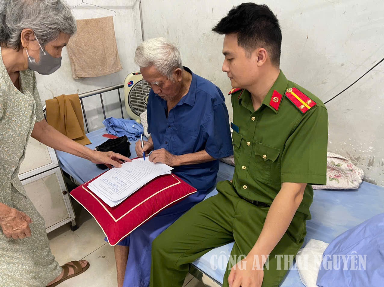 Cán bộ Công an phường đến bệnh viện nơi thân nhân liệt sĩ đang điều trị để thu nhận mẫu AND