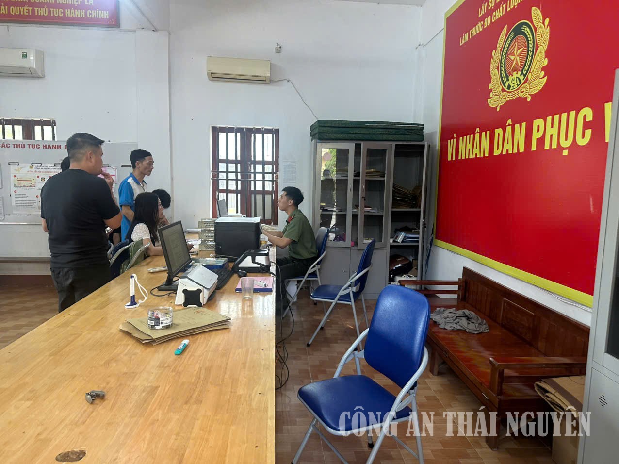 Cán bộ Công an phường giải quyết thủ tục cư trú và cấp căn cước cho người dân vào thứ bảy