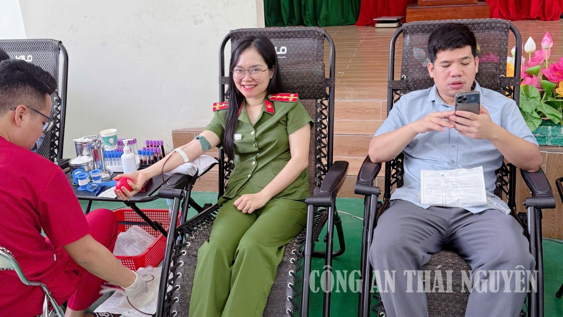 Cán bộ Công an phường tham gia hiến máu