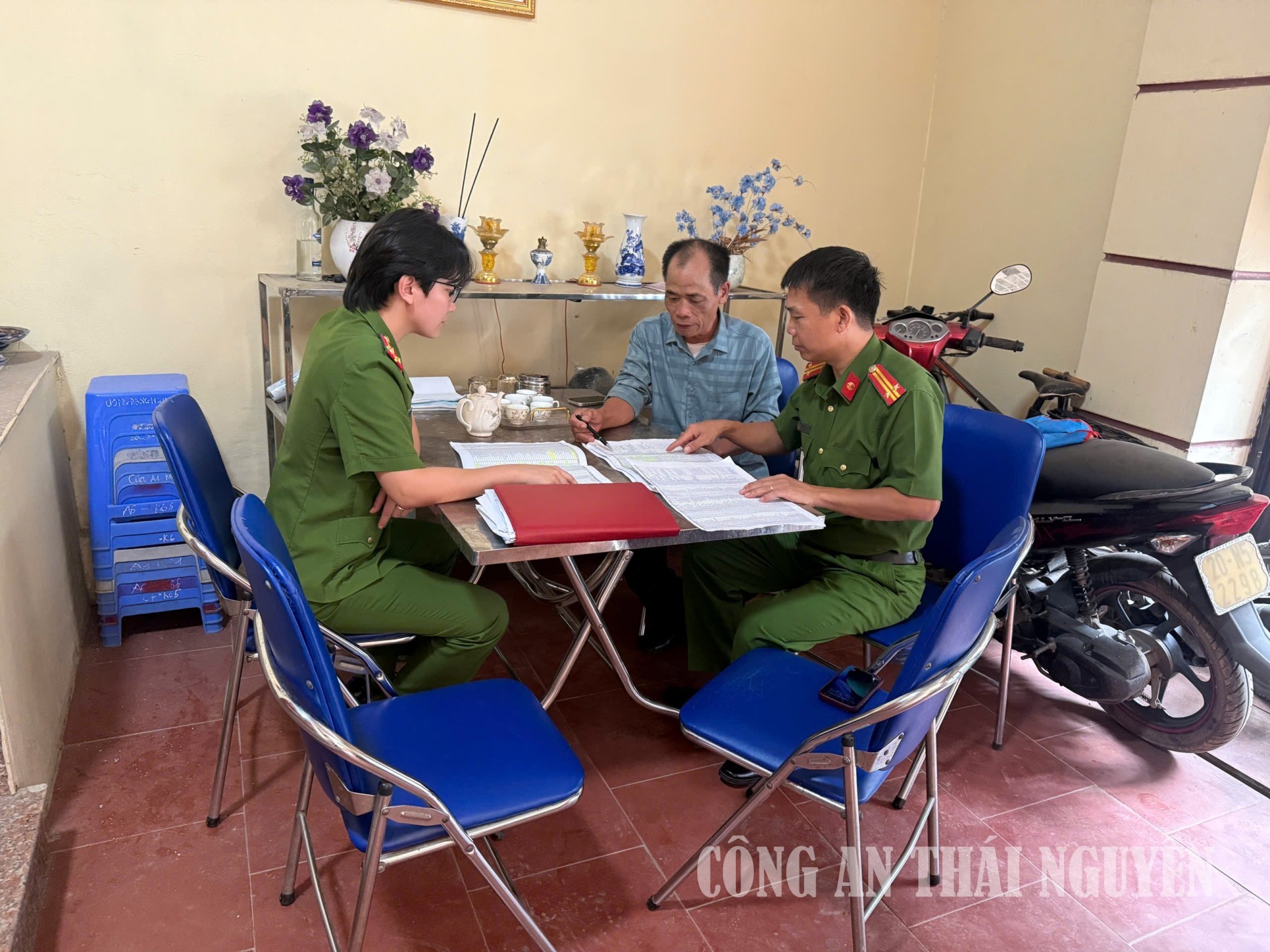 Công an phường rà soát, xác minh, cập nhật làm sạch dữ liệu đăng ký, quản lý phương tiện