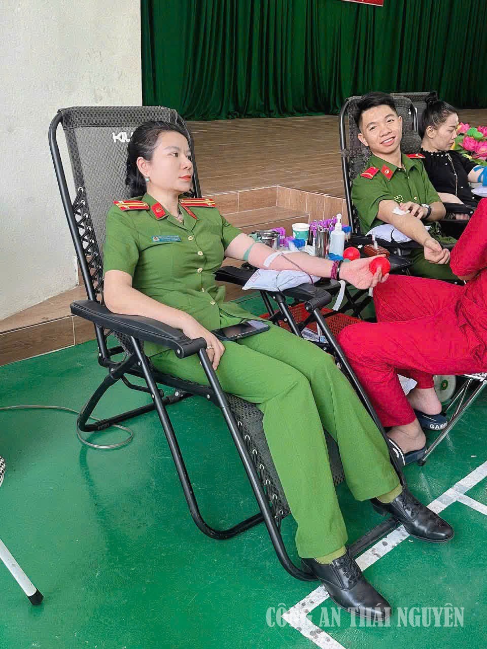 Chỉ huy và chiến sỹ nghĩa vụ phân trại tạm giam tham gia hiến máu