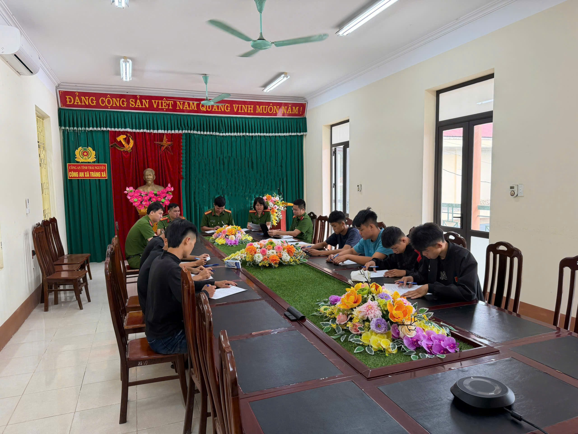 Cán bộ Công an xã quán triệt, nhắc nhở, tuyên truyền các quy định của pháp luật
