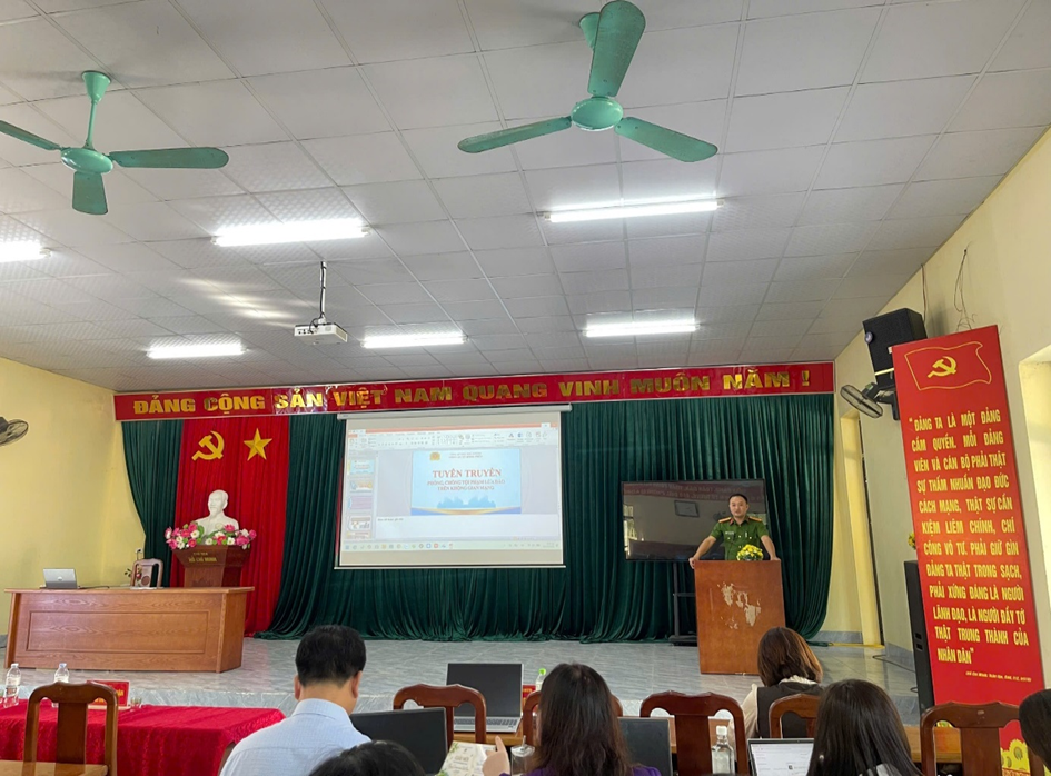 Đại diện Công an xã tuyên truyền cho các hôi viên phụ nữ