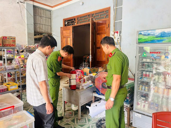 Công an xã Nghĩa Tá hướng dẫn hộ kinh doanh sử dụng bình chữa cháy
