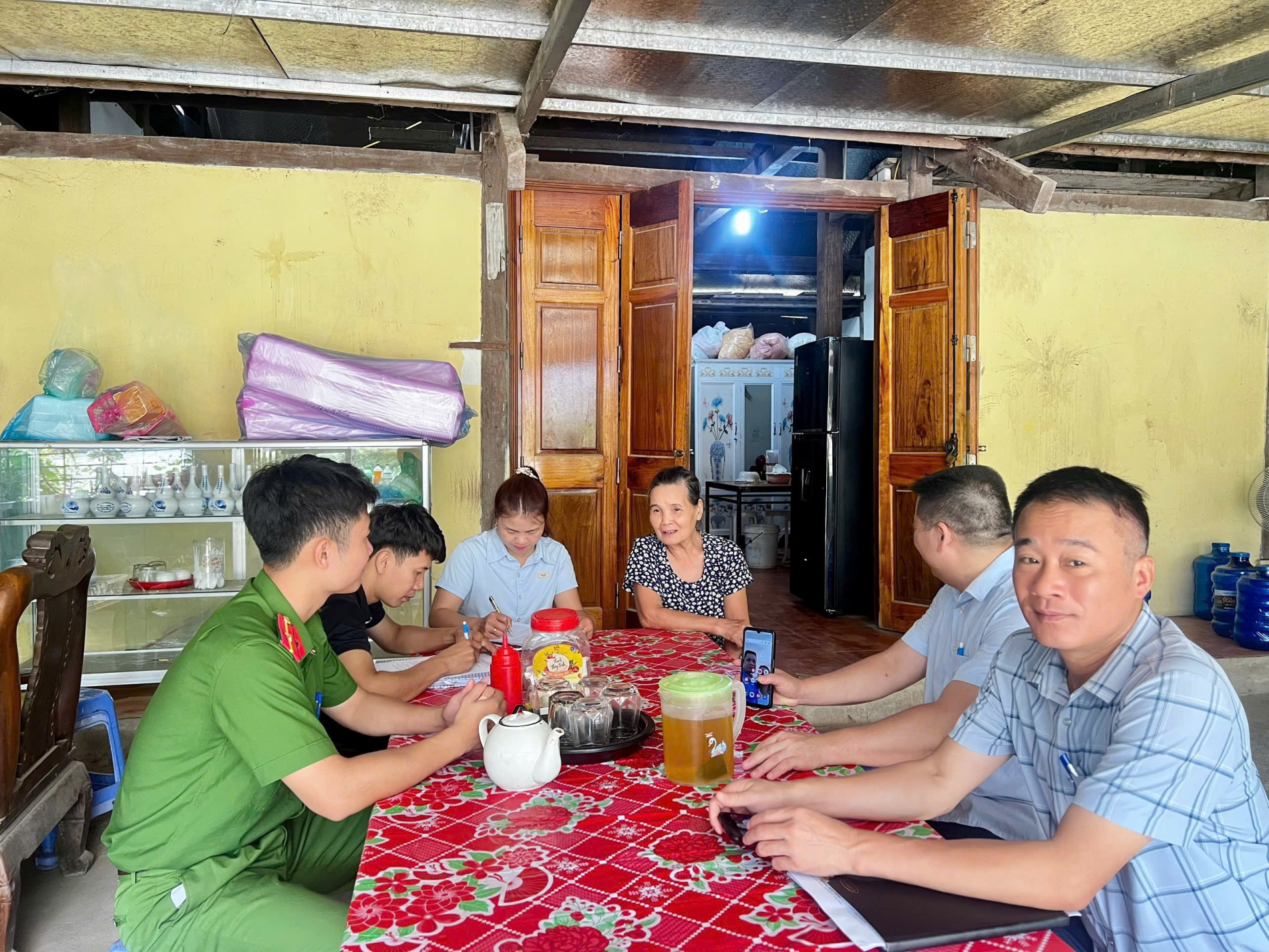 Công an xã Sảng Mộc phối hợp kiểm tra an toàn thực phẩm