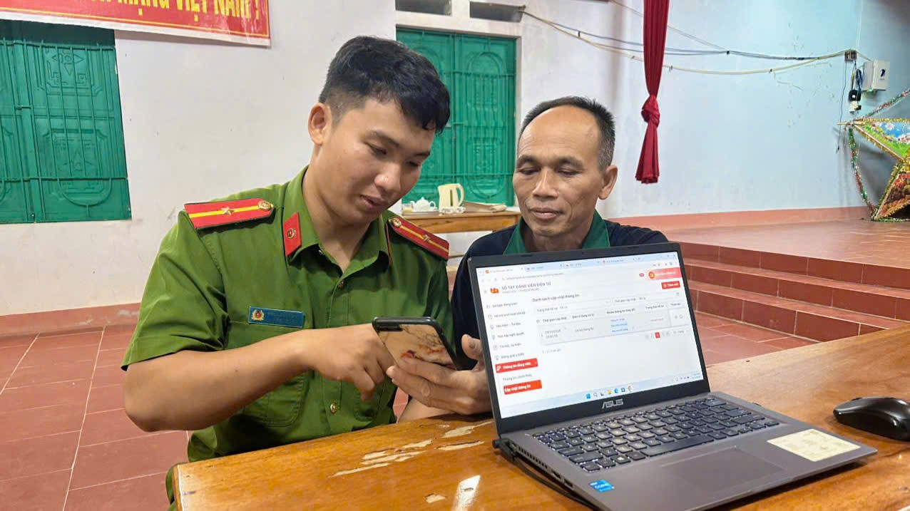 Cán bộ Công an xã hướng dẫn các đảng viên cập nhật thông tin đảng viên
