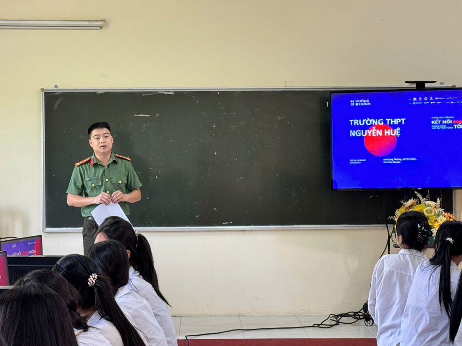 Công an xã hướng dẫn các em kỹ năng bảo vệ thông tin cá nhân, sử dụng mạng xã hội an toàn