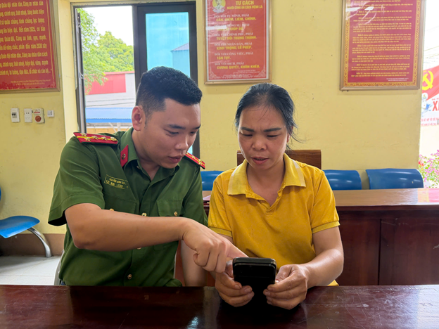 Công an xã Văn Hán hướng dẫn người dân đánh giá chất lượng phục vụ trên ứng dụng VneID