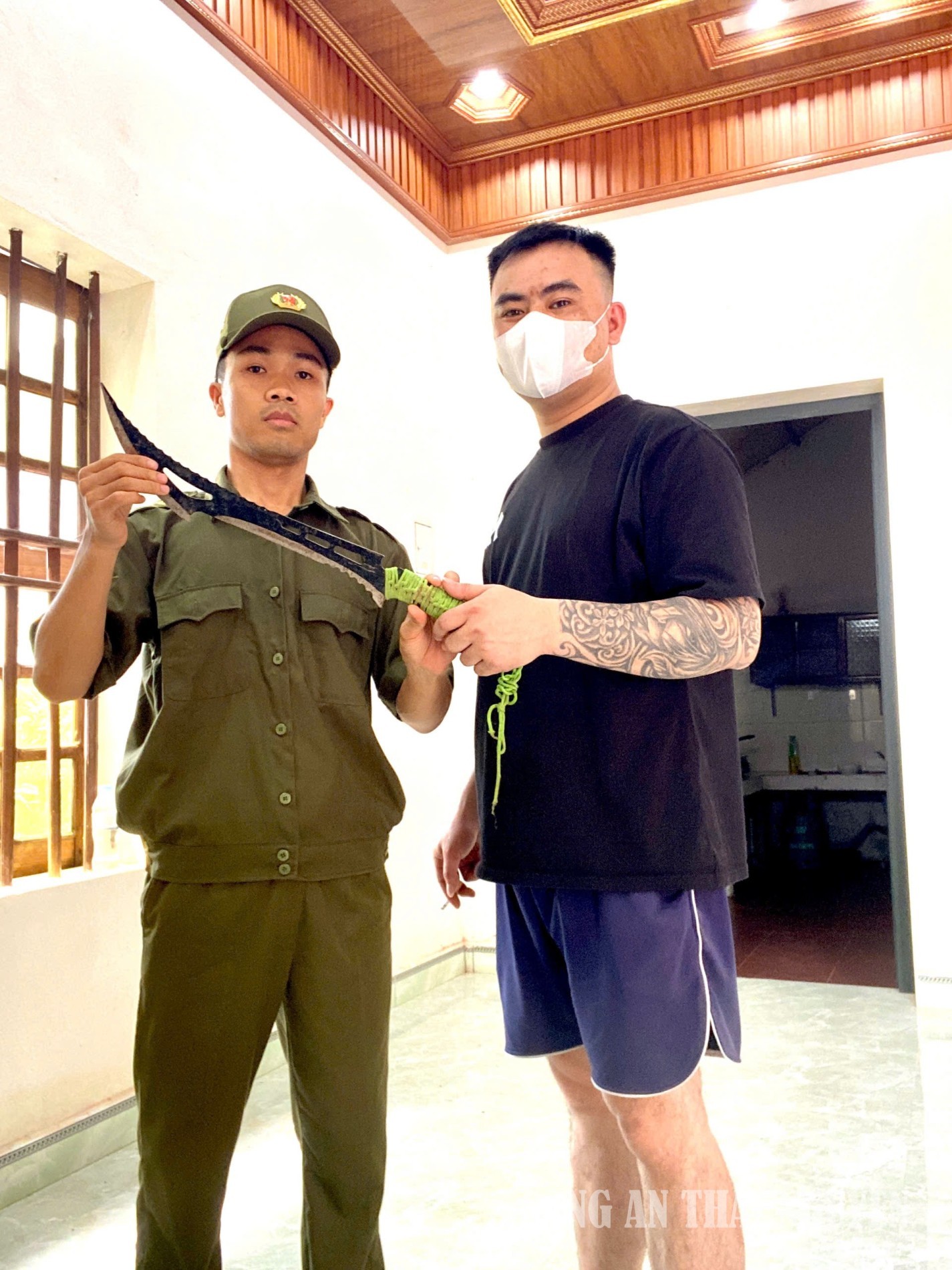 Nhân dân tự giác giao nộp dao có tính sát thương cao