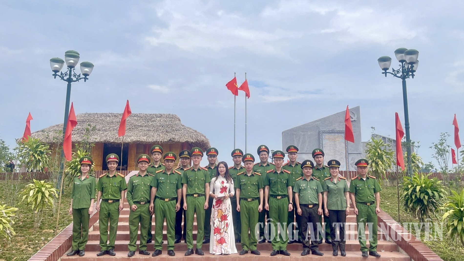 Ảnh Chi bộ Công an xã Dân Tiến tổ chức dâng hương tại Di tích lịch sử nơi thành lập cơ sở Đảng đầu tiên của Đảng bộ tỉnh Thái Nguyên