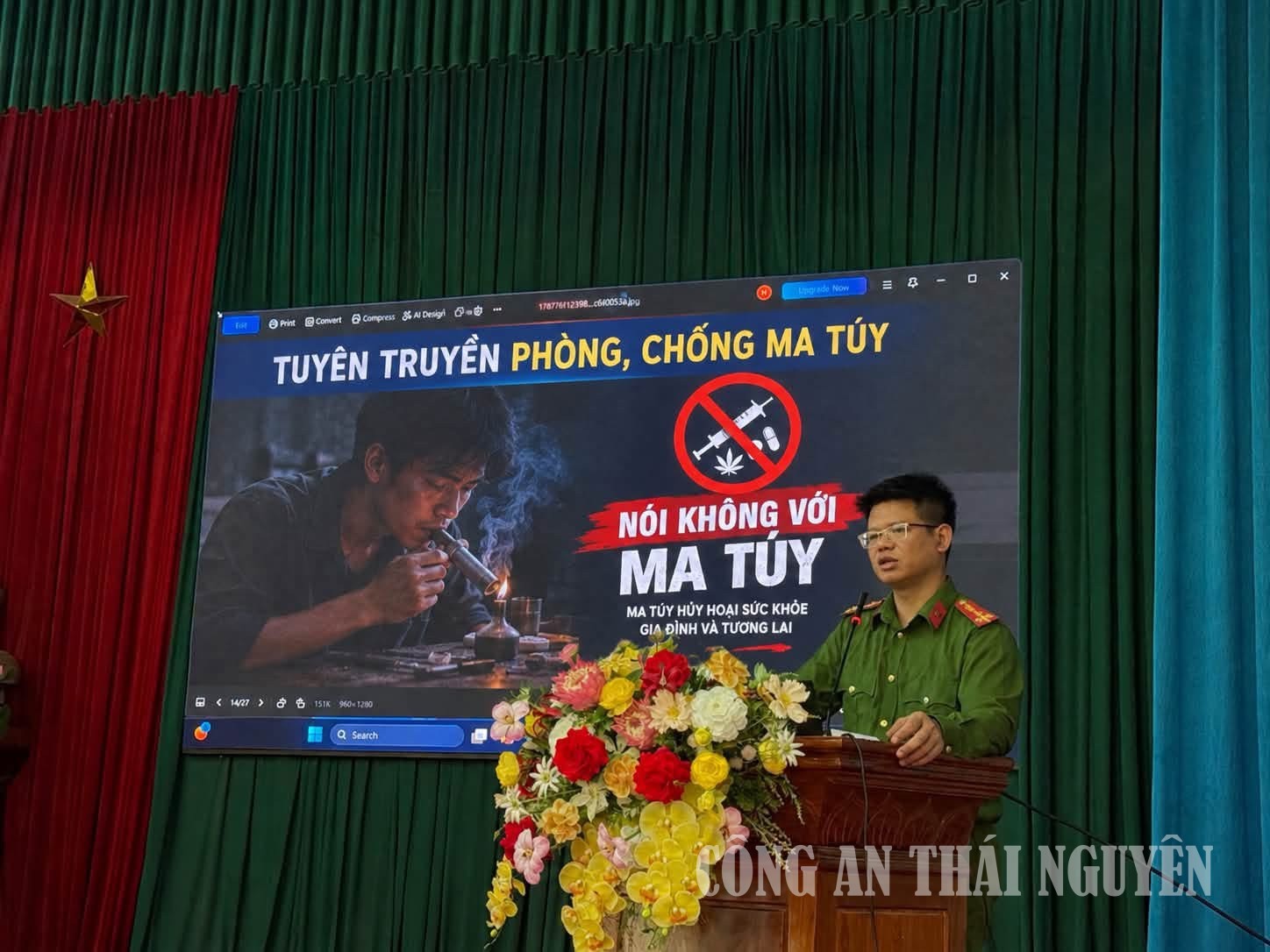 Cán bộ Công an xã tuyên truyền pháp luật tại hội nghị.