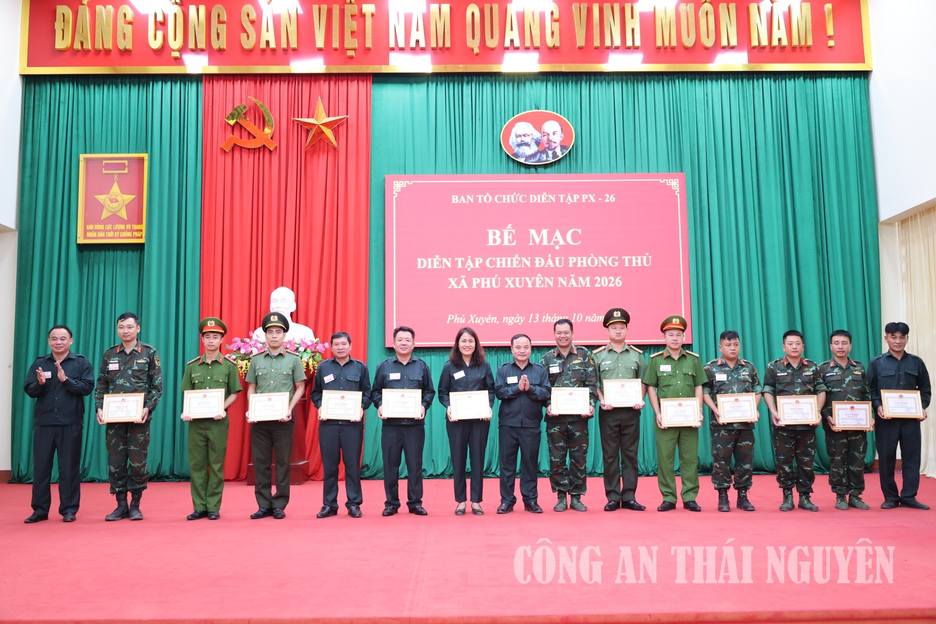 Tập thể Công an xã và 04 cán bộ chiến sĩ trong đơn vị nhận Giấy khen của Chủ tịch UBND xã Phú Xuyên