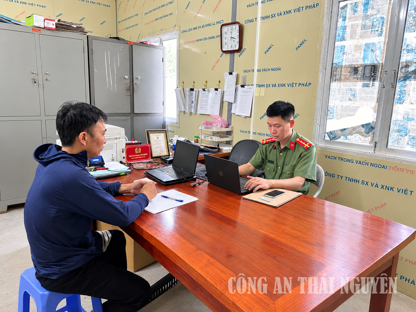 Công an xã Bằng Vân gọi hỏi, khai thác trường hợp xuất xuất cảnh trái phép ra nước ngoài lao động.