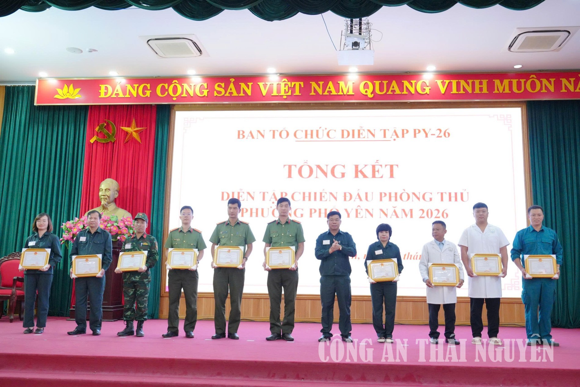 Lãnh đạo UBND phường Phổ Yên tặng Giấy khen cho các cá nhân có thành tích xuất sắc