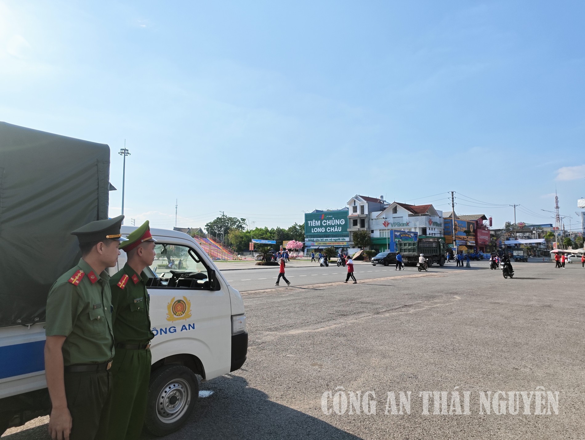 Cán bộ chiến sĩ đảm bảo an ninh trật tự cho chương trình.