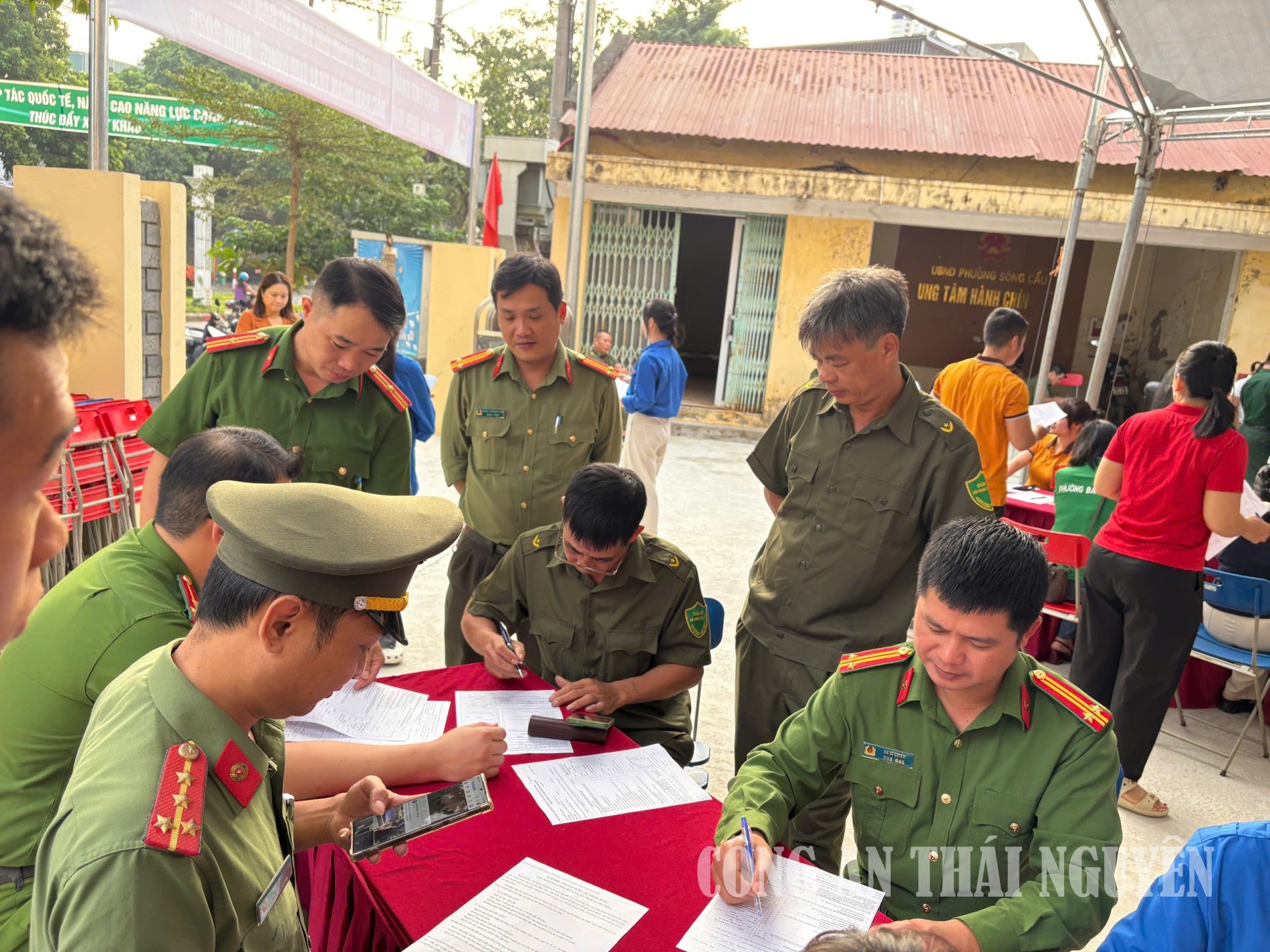 Cán bộ, chiến sĩ Công an phường cùng lực lượng an ninh trật tự cơ sở đăng ký hiến máu