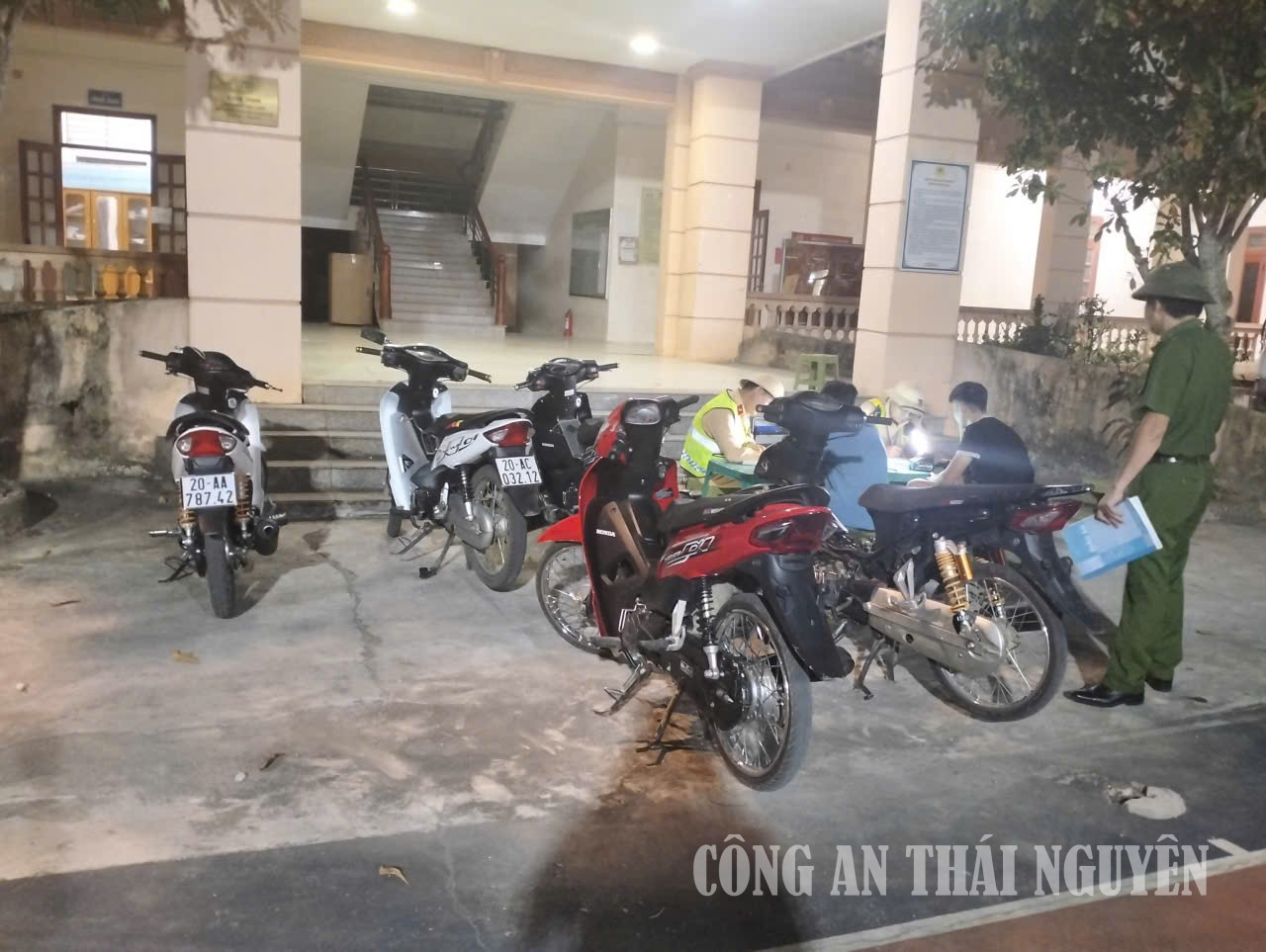 Lực lượng Công an xã phối hợp kiểm tra, xử lý các trường hợp vi phạm.