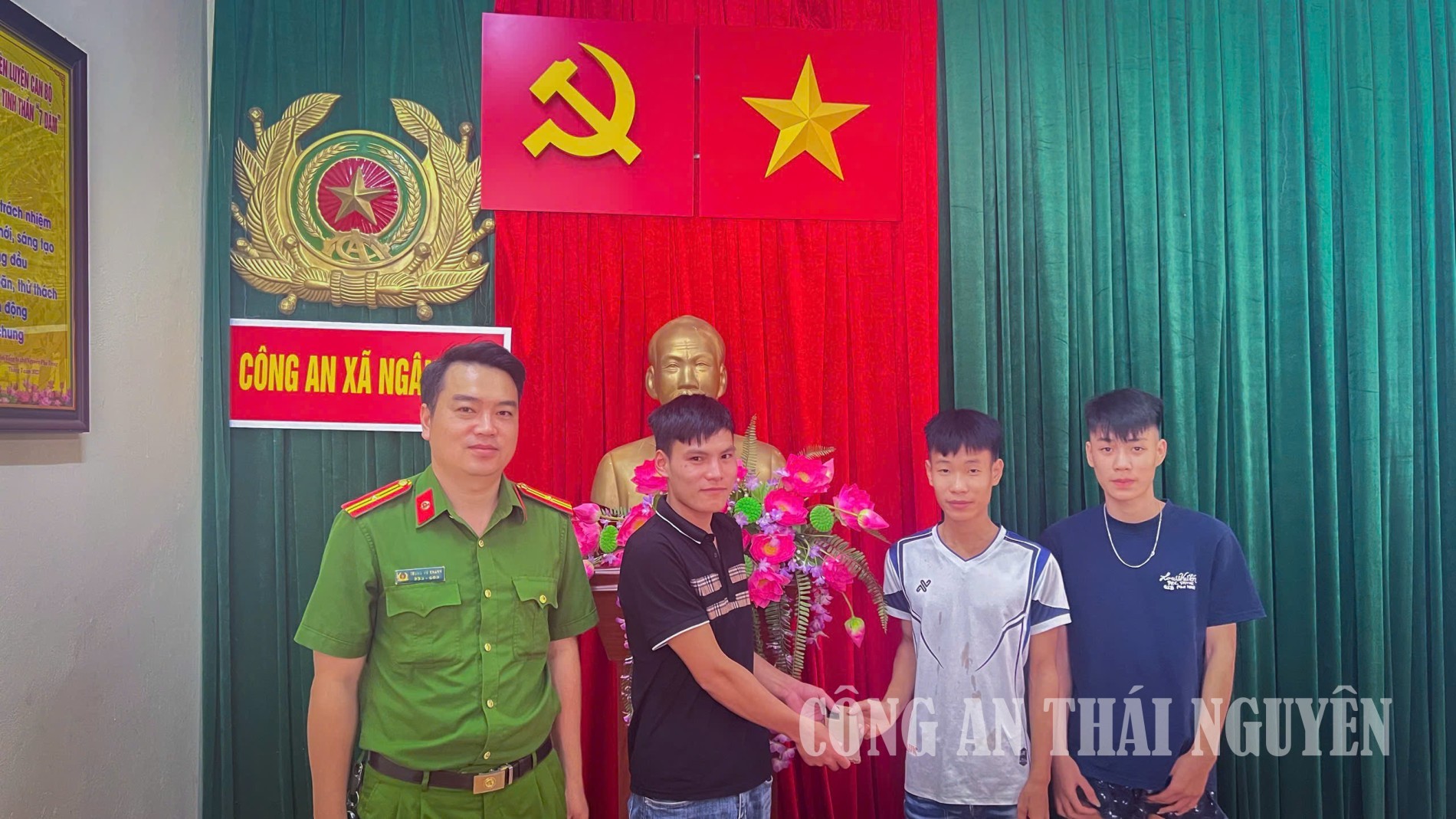 Công an xã Ngân Sơn hỗ trợ trả lại tài sản cho người đánh rơi