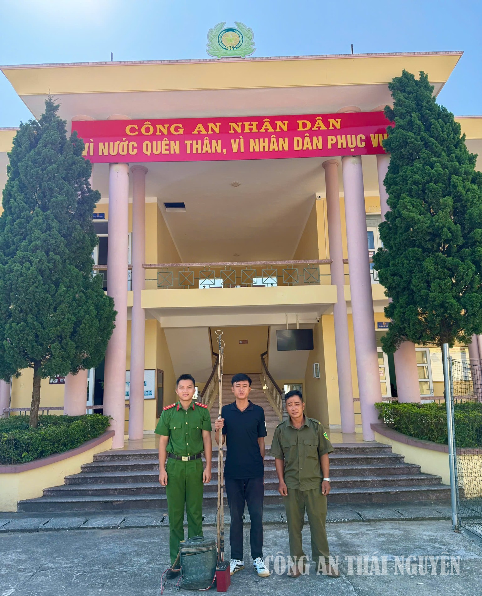 Công dân tự nguyện giao nộp 01 bộ kích điện