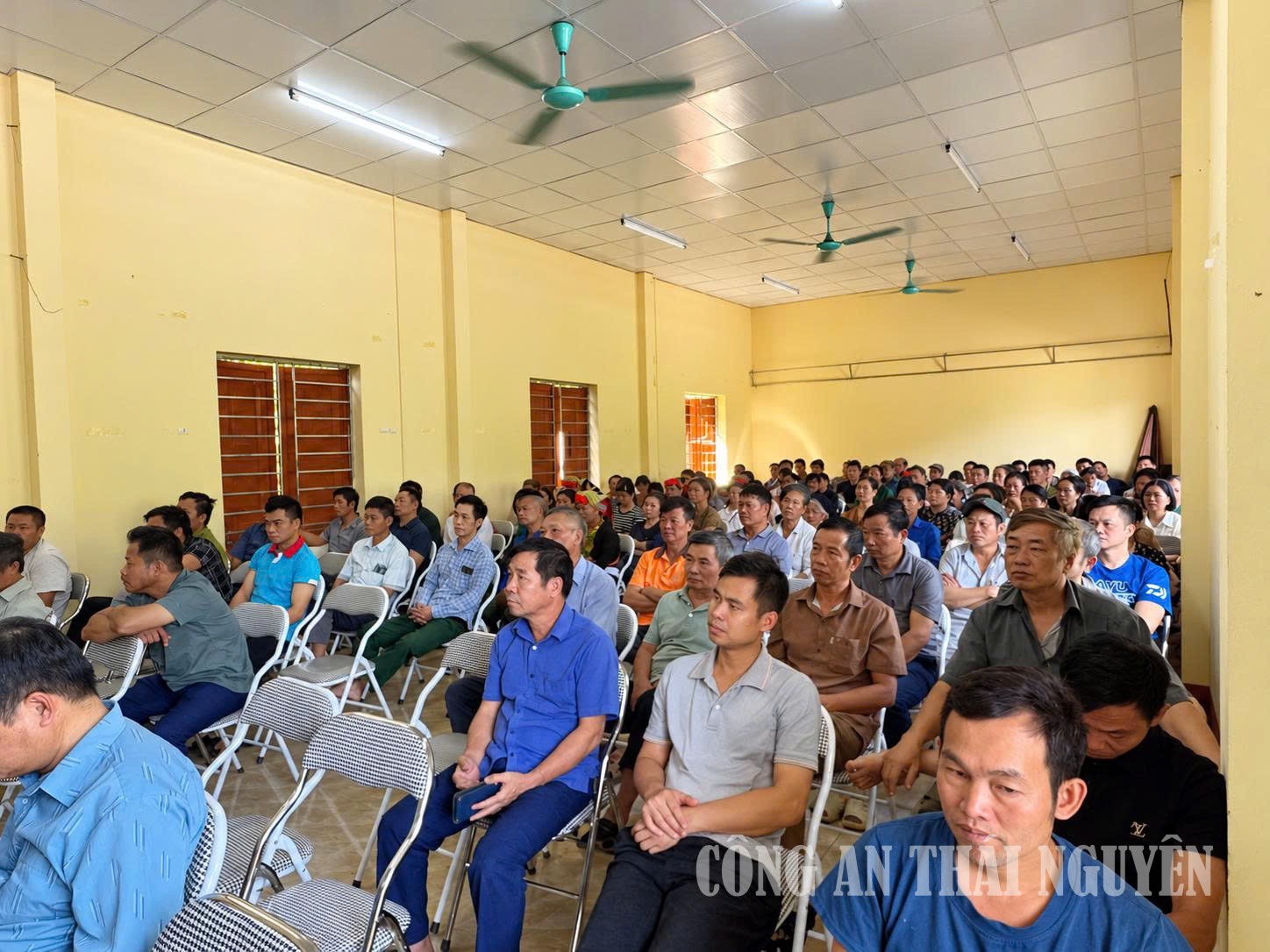 Nhân dân nghe tuyên truyền tại hội nghị