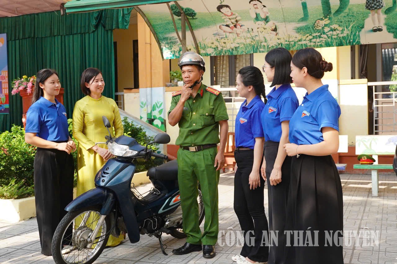 Công an phường Phan Đình Phùng tuyên truyền giáo dục pháp luật.
