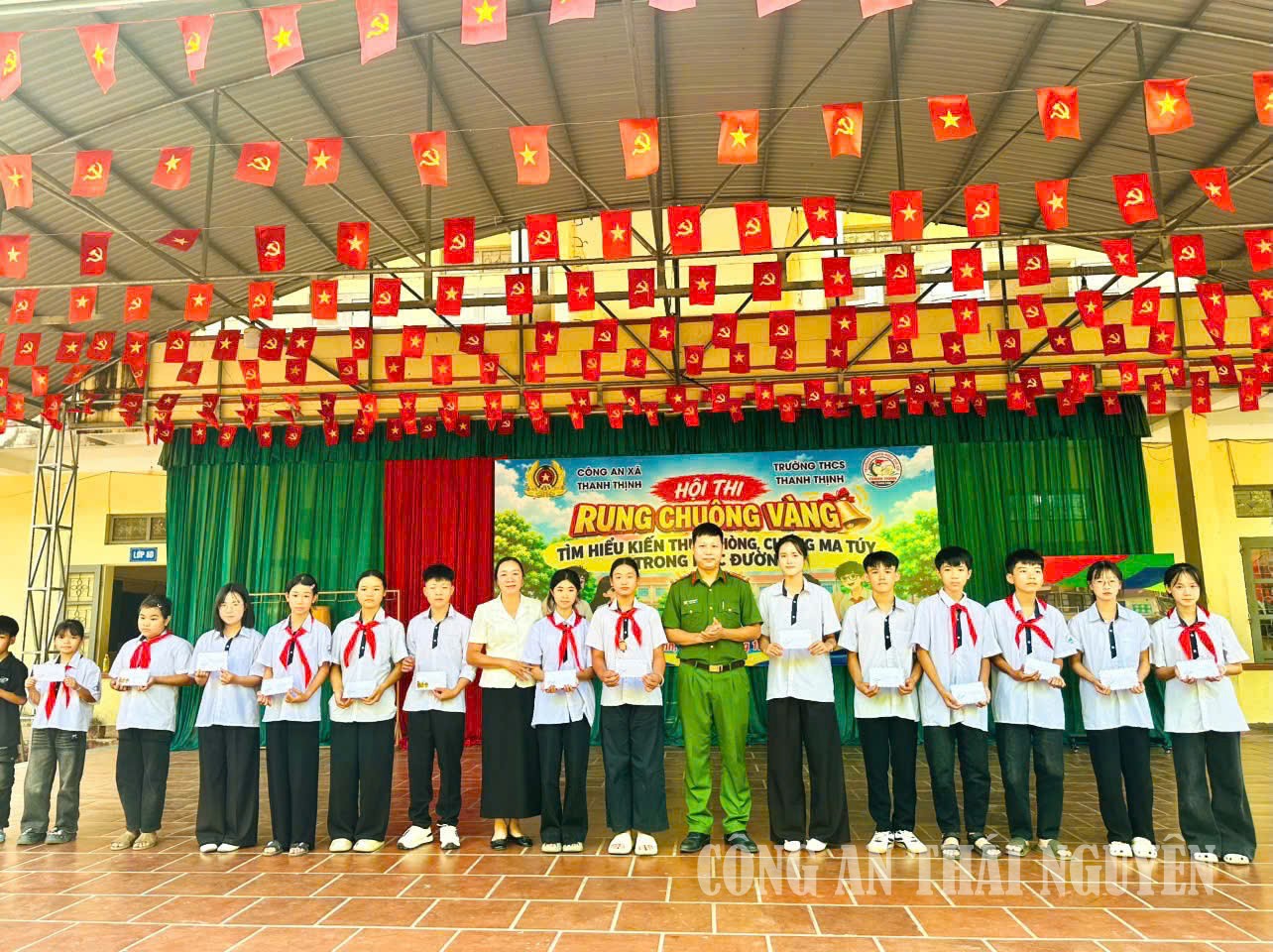 Công an xã trao tặng giải thưởng cho các em học sinh có phần thi xuất sắc