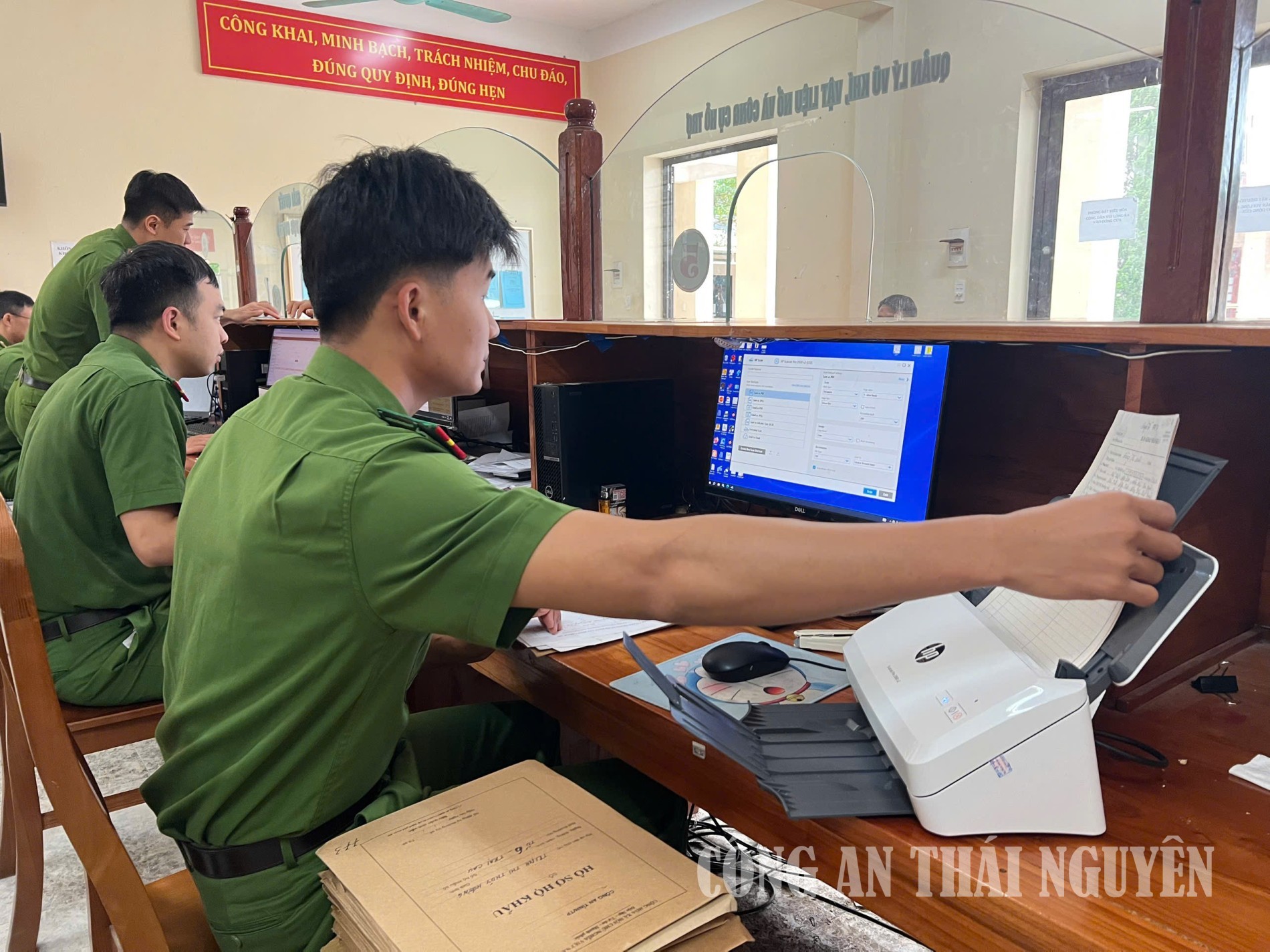 Cán bộ Công an xã Trại Cau tích cực số hóa hồ sơ cư trú