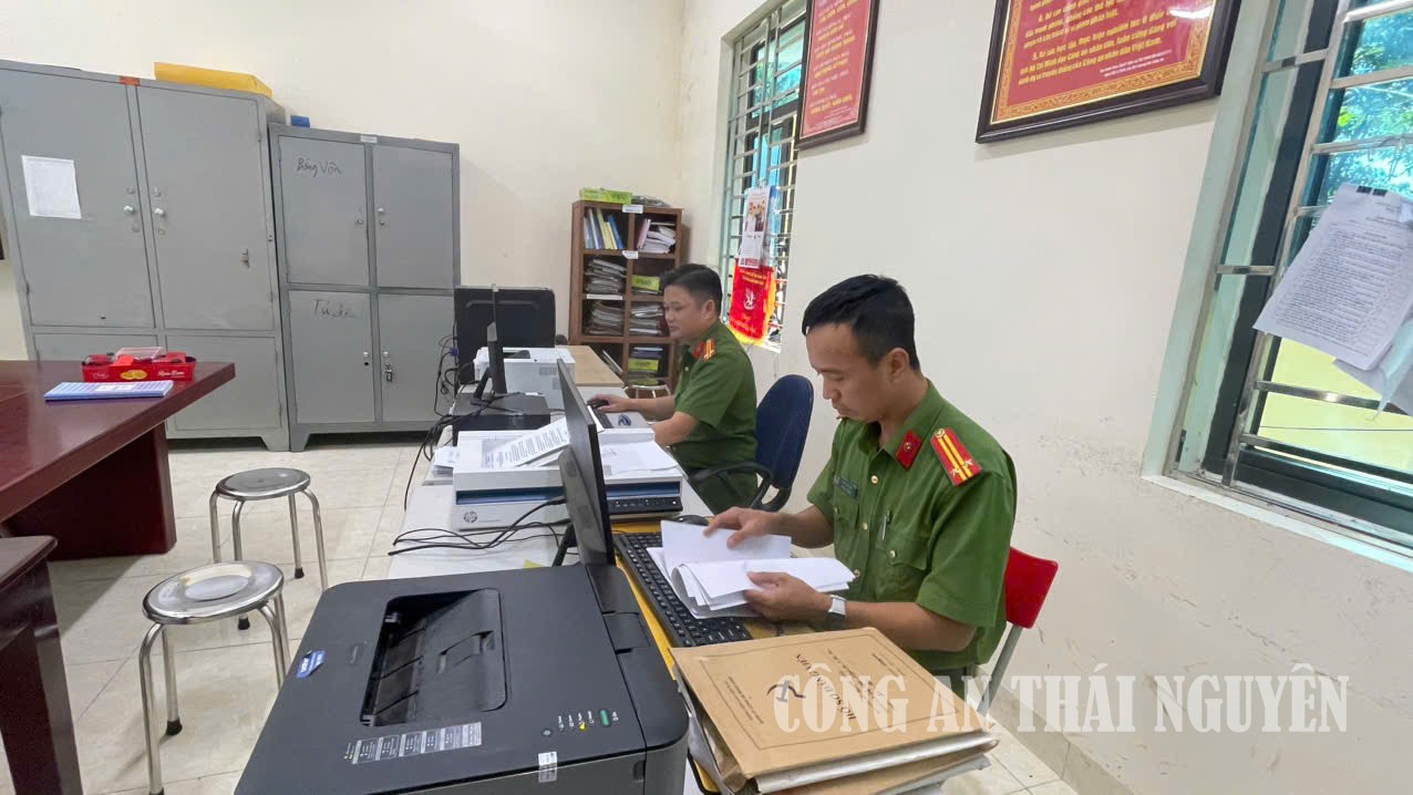 Công an xã Bằng Vân sắp xếp hồ sơ đảng viên để phục vụ số hóa hồ sơ.