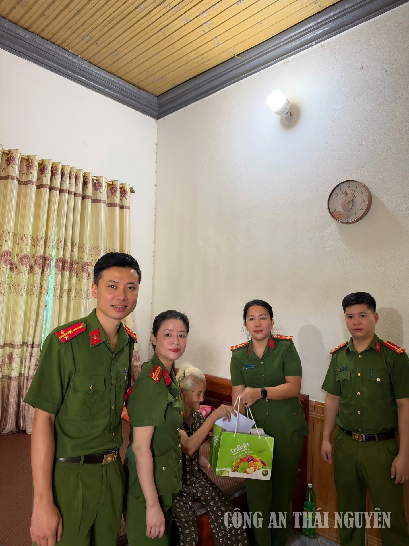 Tặng quà gia đình chính sách