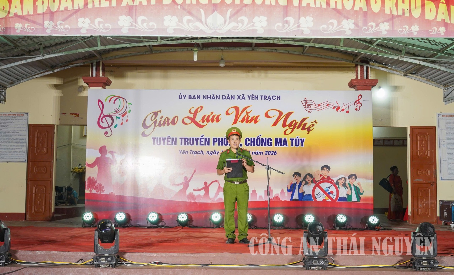 Cán bộ Công an xã tuyên truyền phòng, chống ma túy tại chương trình