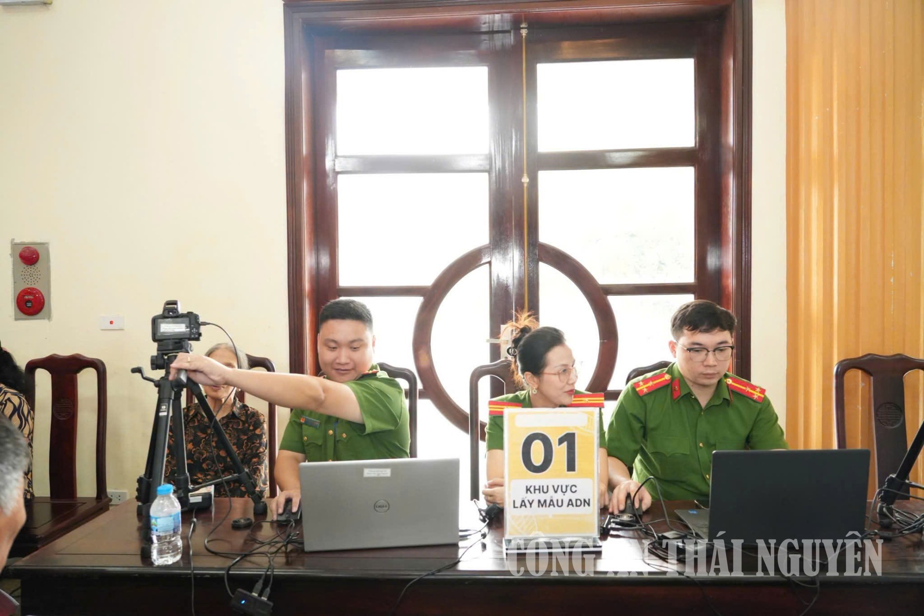 Thực hiện thu nhận, lấy mẫu ADN